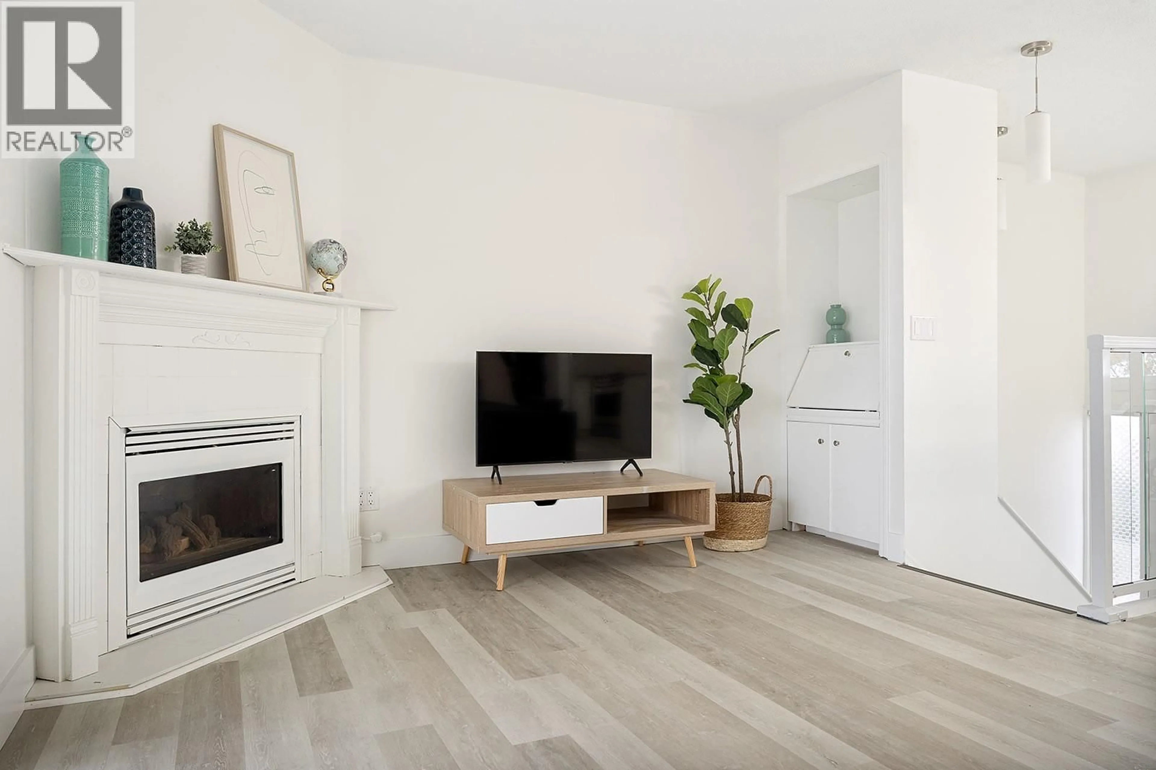 Living room with furniture, wood/laminate floor for 2009-2011 RICHTER STREET, Kelowna British Columbia V1Y2N4