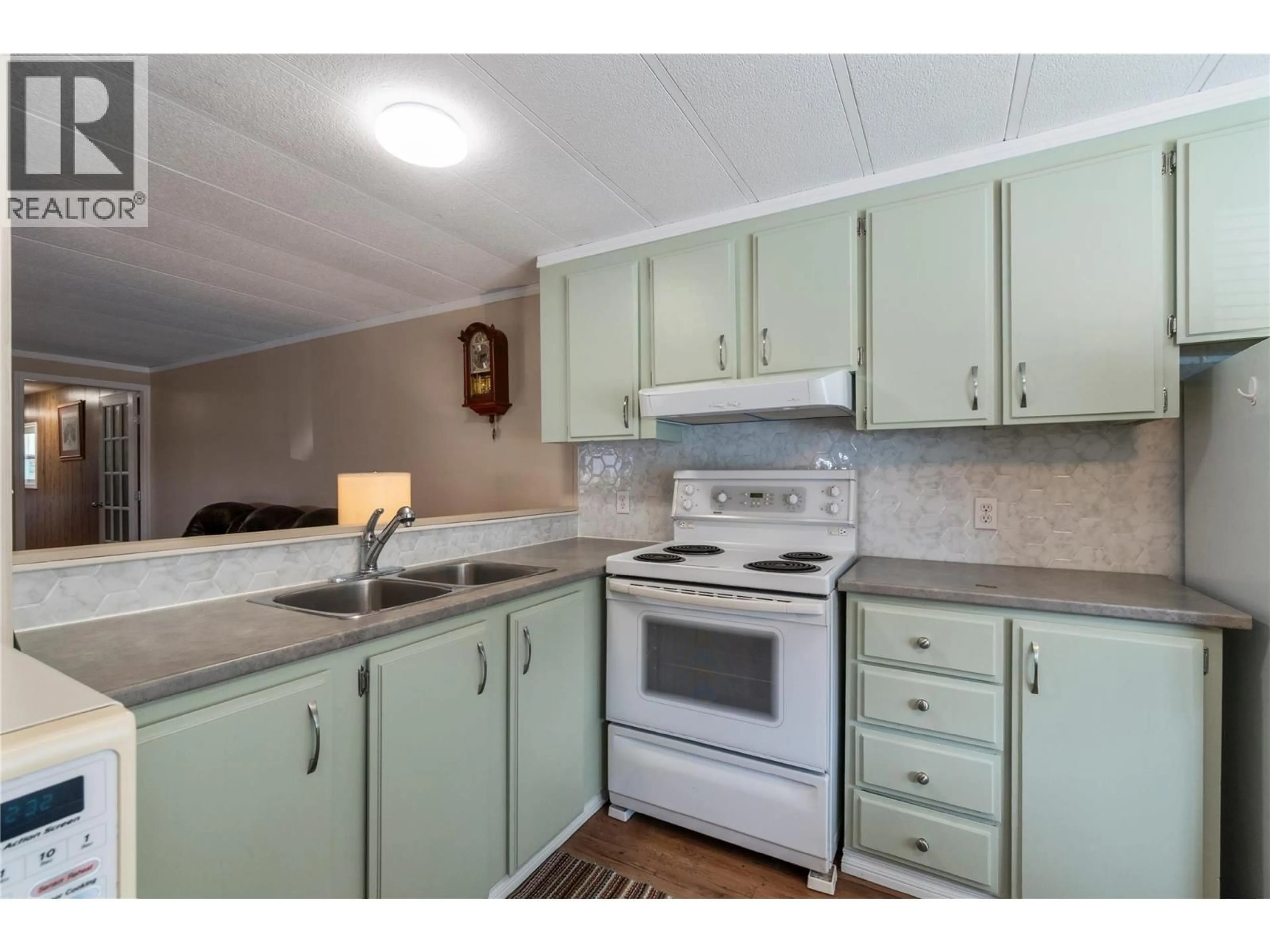 Standard kitchen, unknown for 5391 69 AVENUE NORTHEAST, Salmon Arm British Columbia V0E1K0