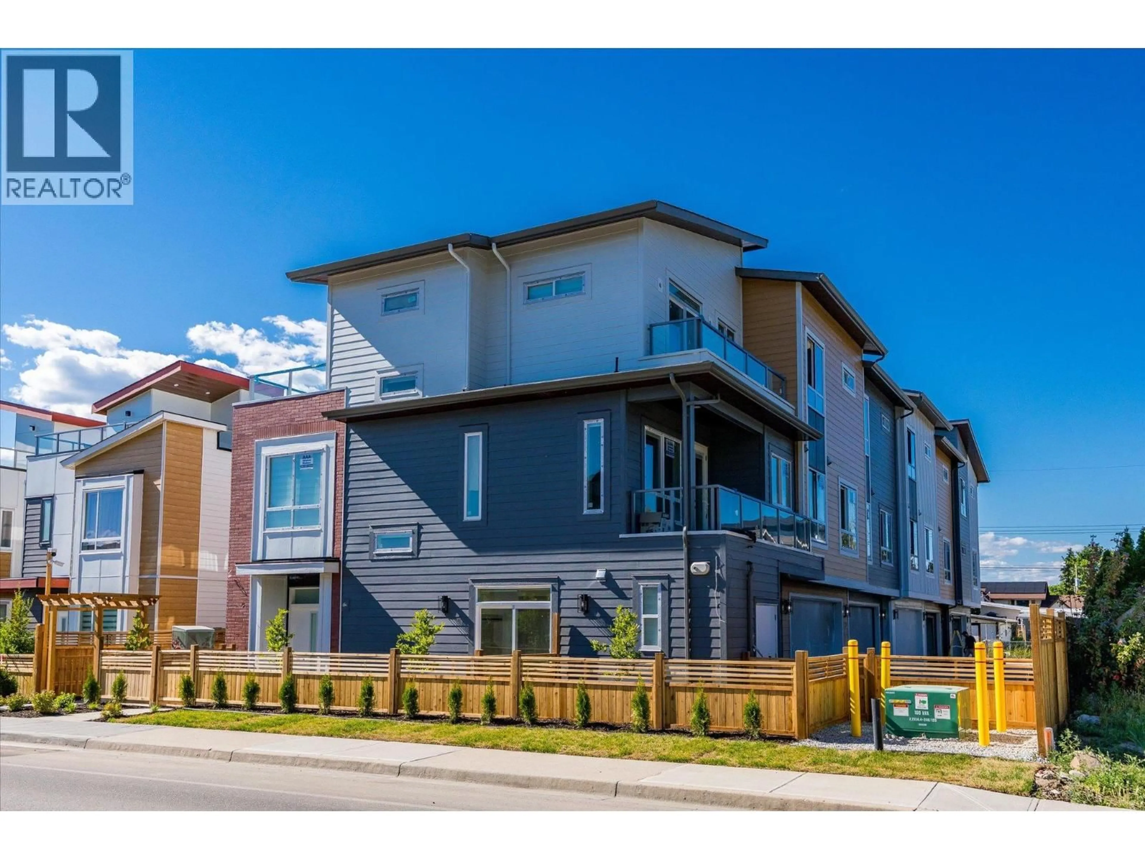Home with vinyl exterior material, street for 6 - 760 RAYMER AVENUE, Kelowna British Columbia V1Y4Z8