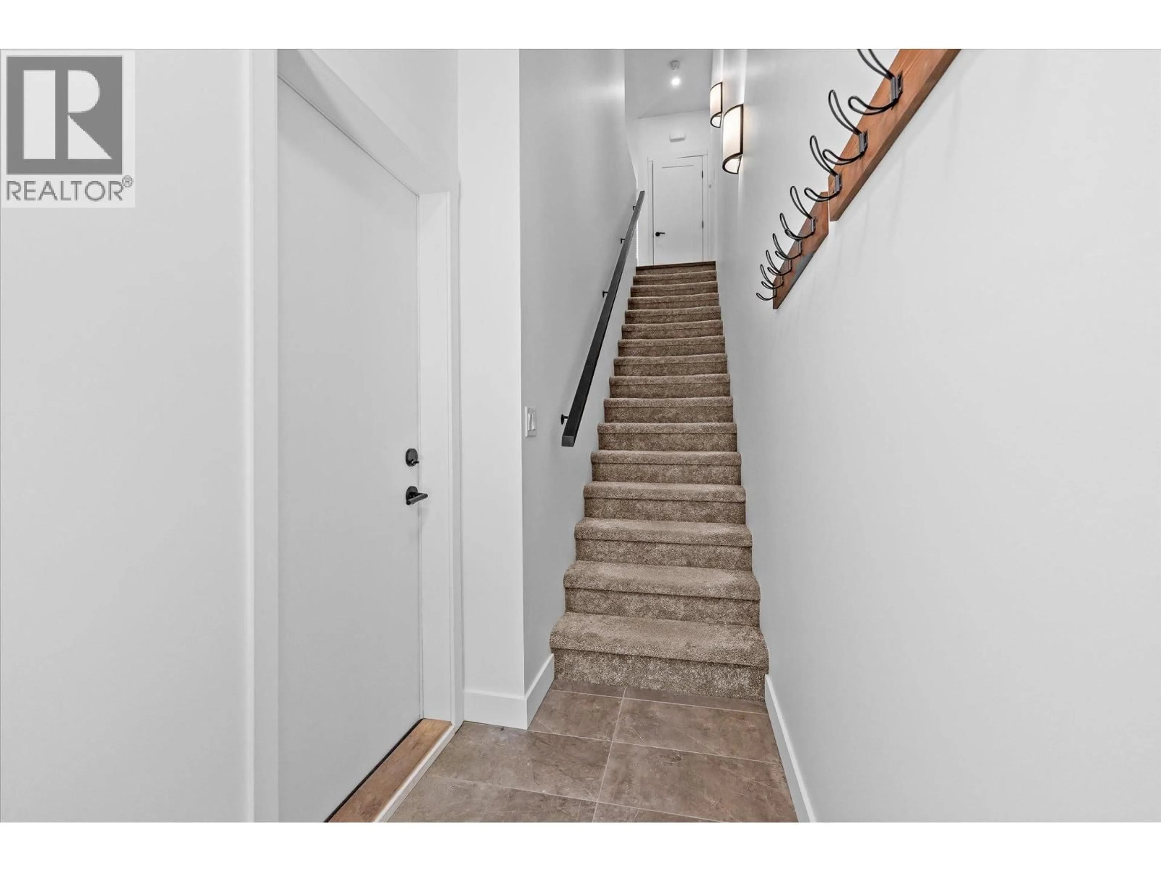 Indoor entryway for 367 - 610 ACADEMY WAY, Kelowna British Columbia V1V0E8