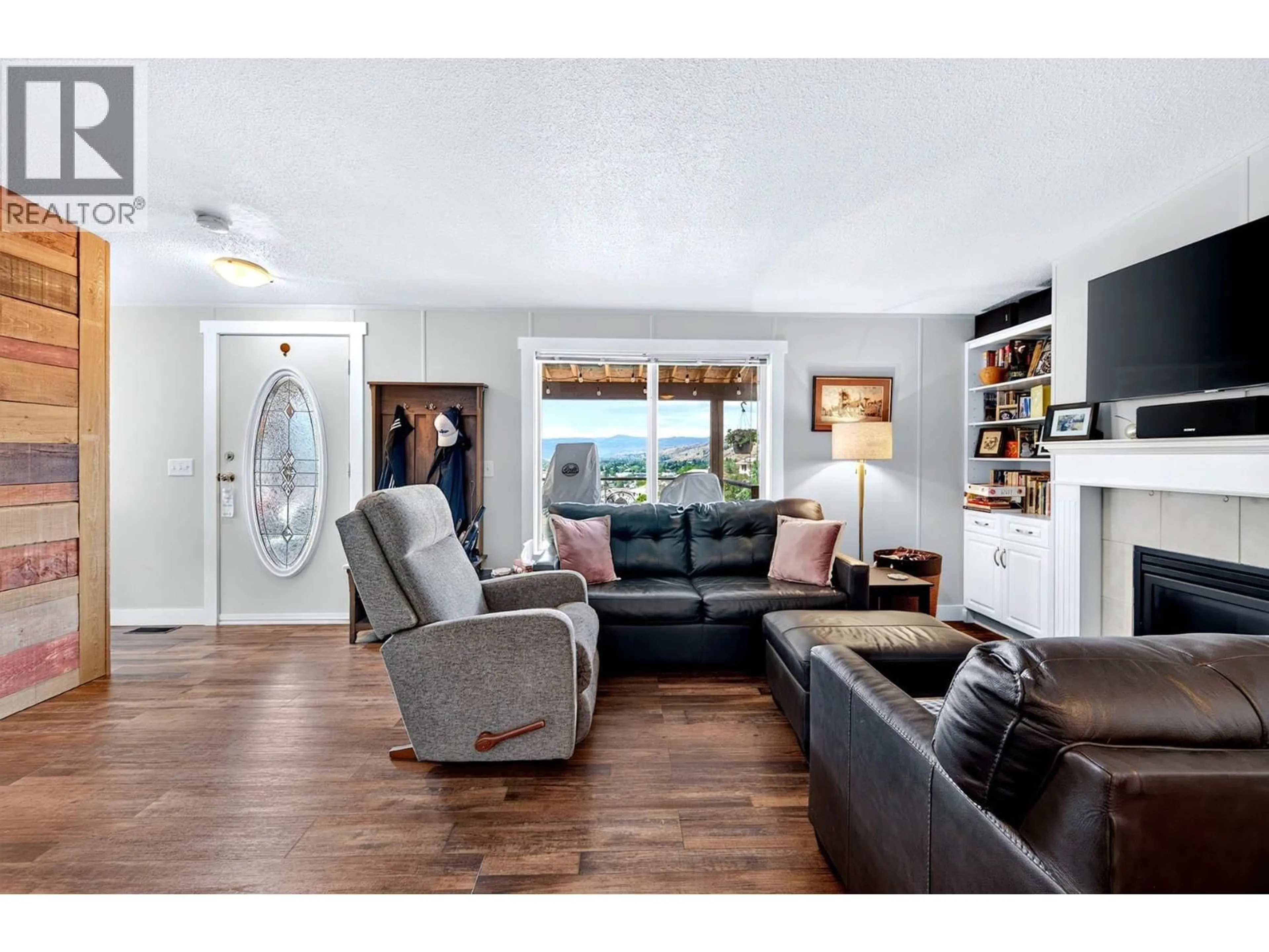 Living room with furniture, wood/laminate floor for 940 IDA LANE, Kamloops British Columbia V2B6V1