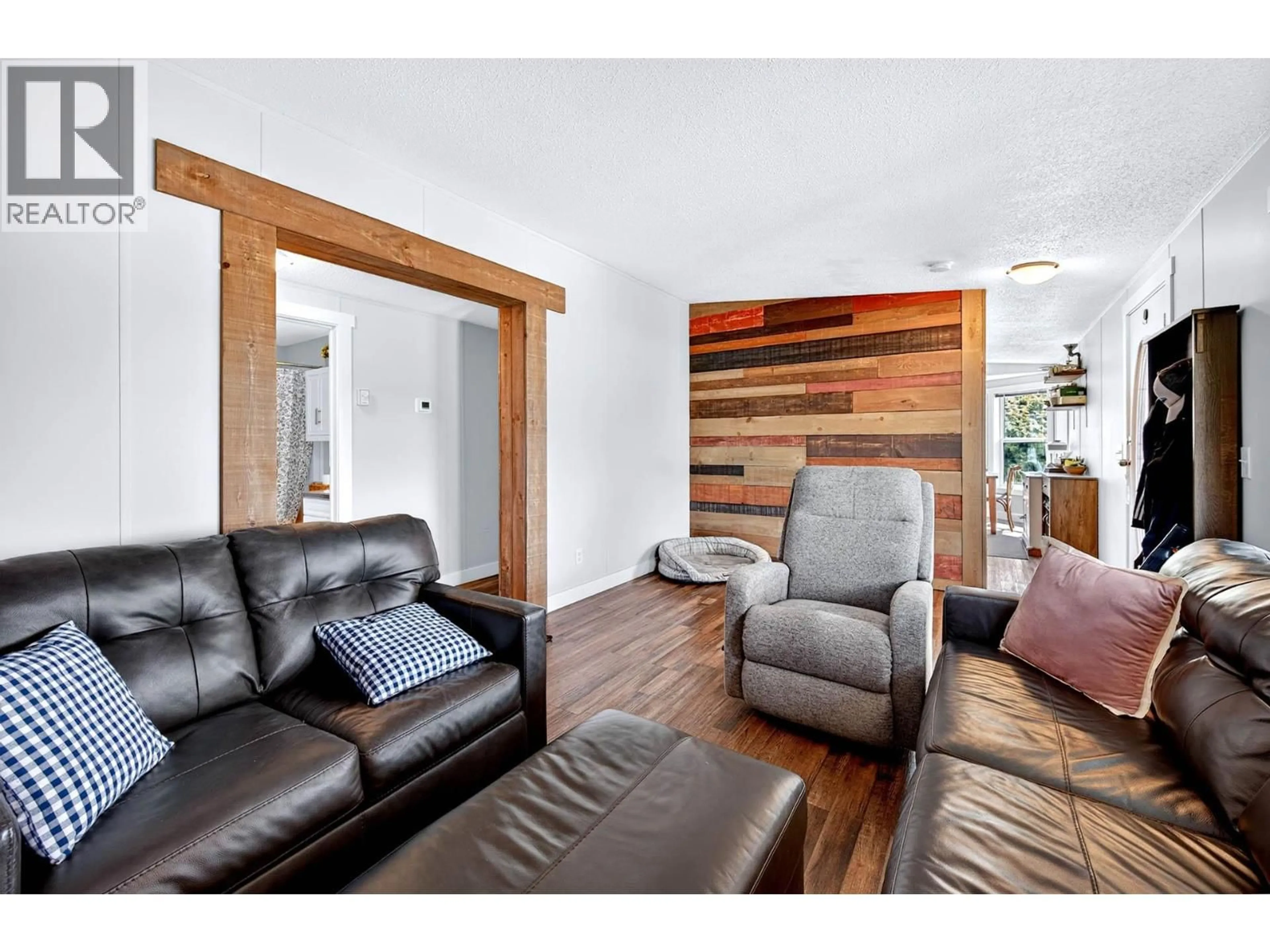 Living room with furniture, wood/laminate floor for 940 IDA LANE, Kamloops British Columbia V2B6V1