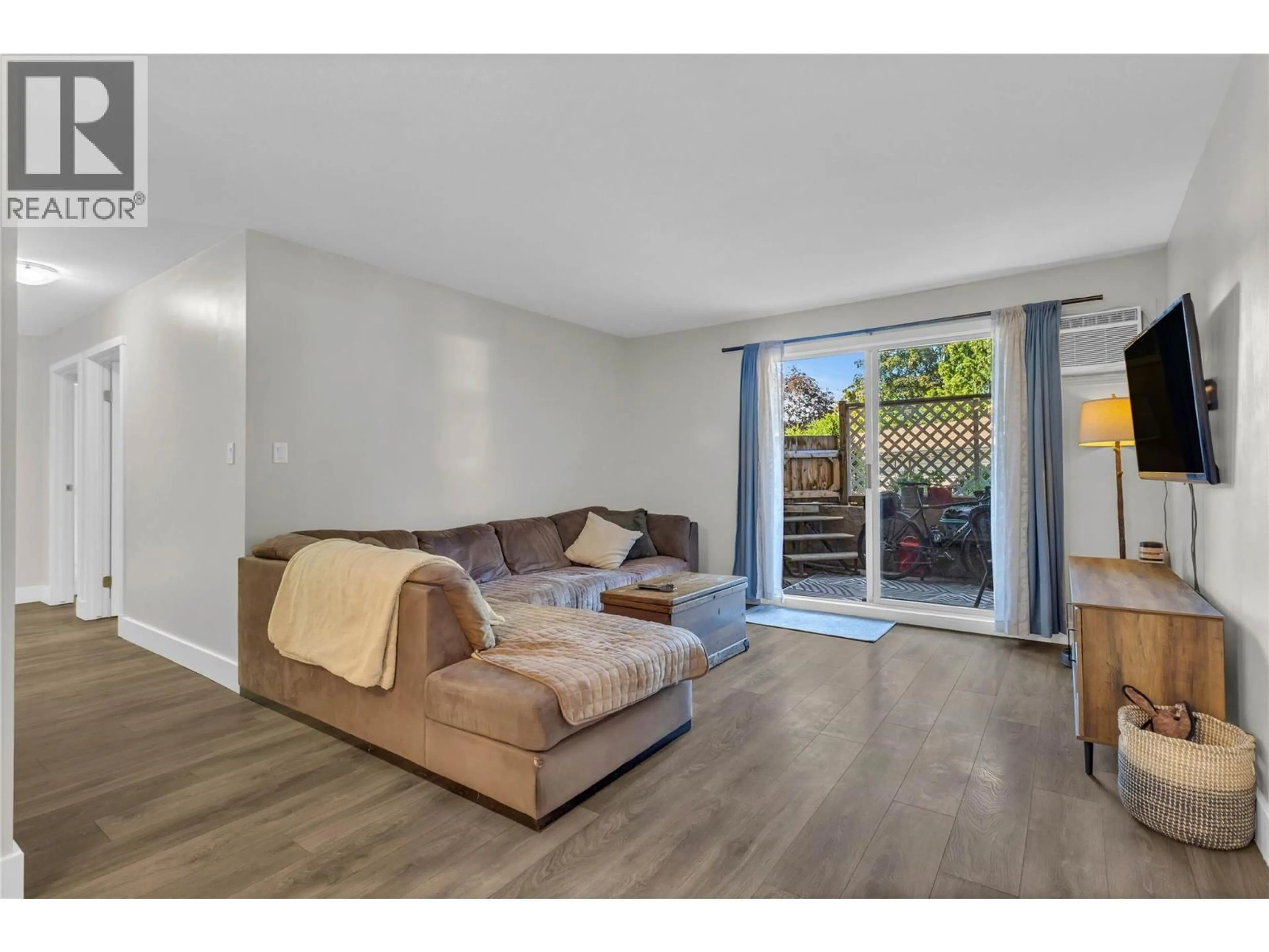 Living room with furniture, wood/laminate floor for 186 - 3854 GORDON DRIVE, Kelowna British Columbia V1W3G5