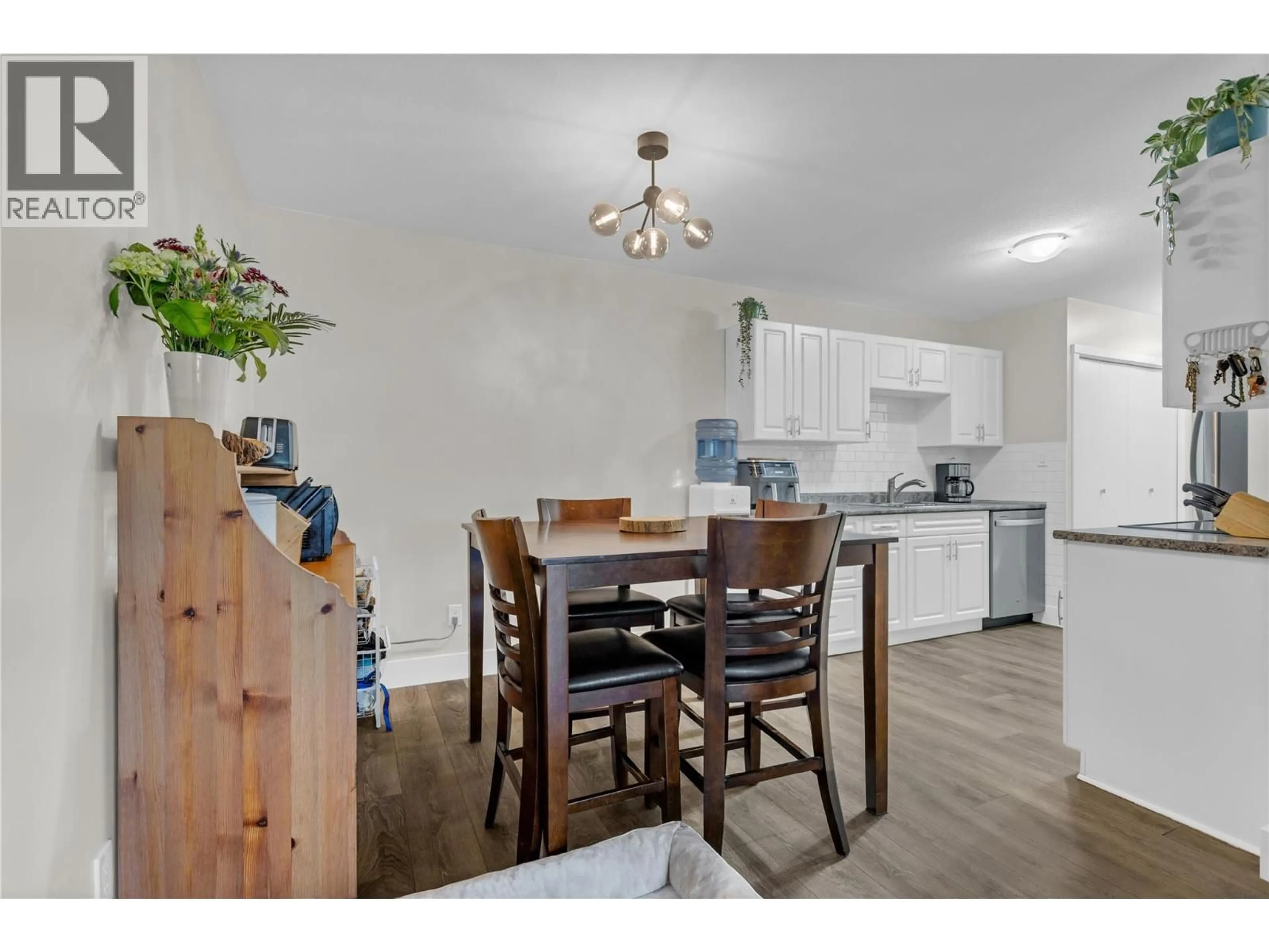 Open concept kitchen, wood/laminate floor for 186 - 3854 GORDON DRIVE, Kelowna British Columbia V1W3G5