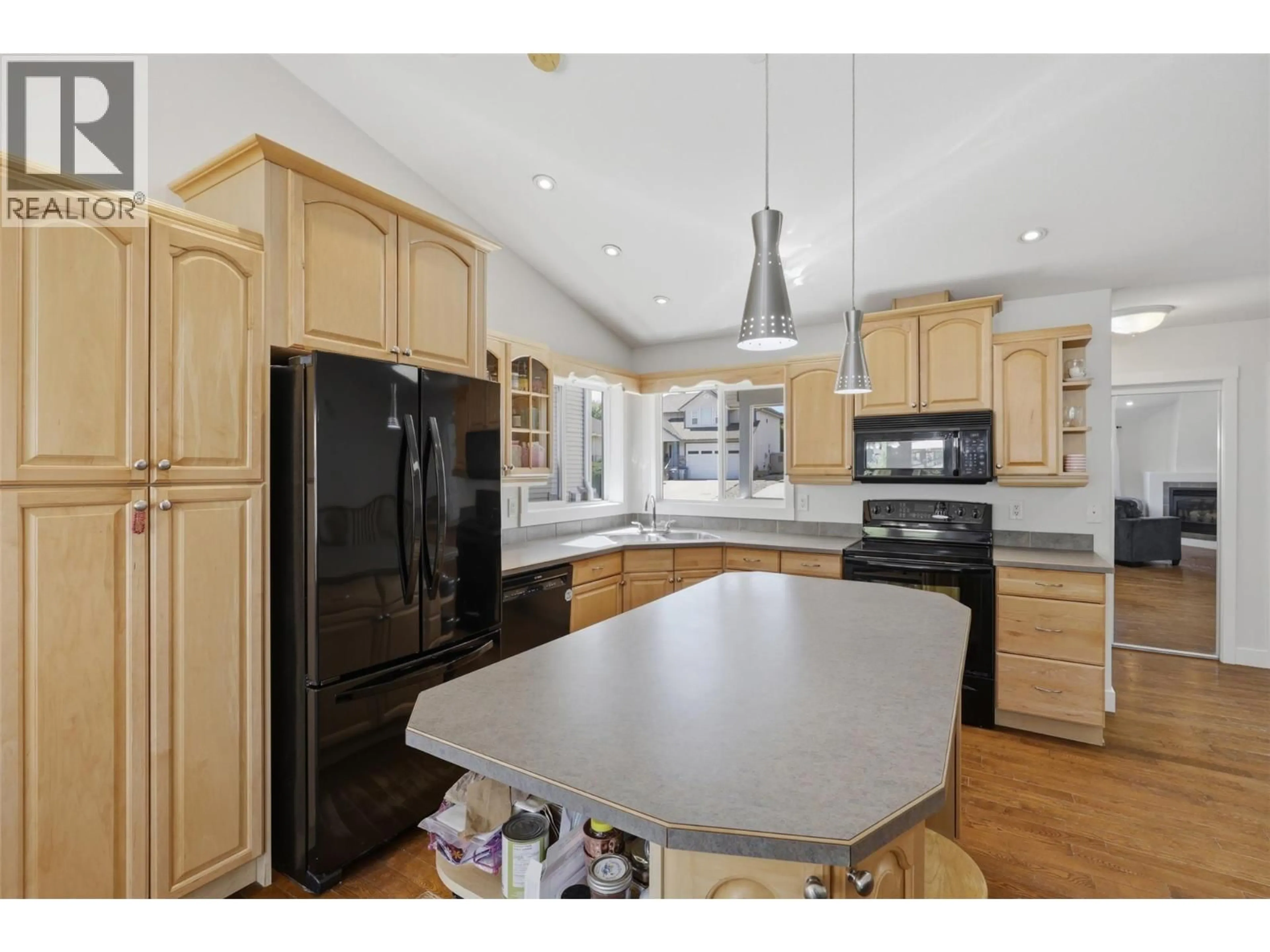 Open concept kitchen, unknown for 380 COUGAR ROAD, Kamloops British Columbia V2C6V1