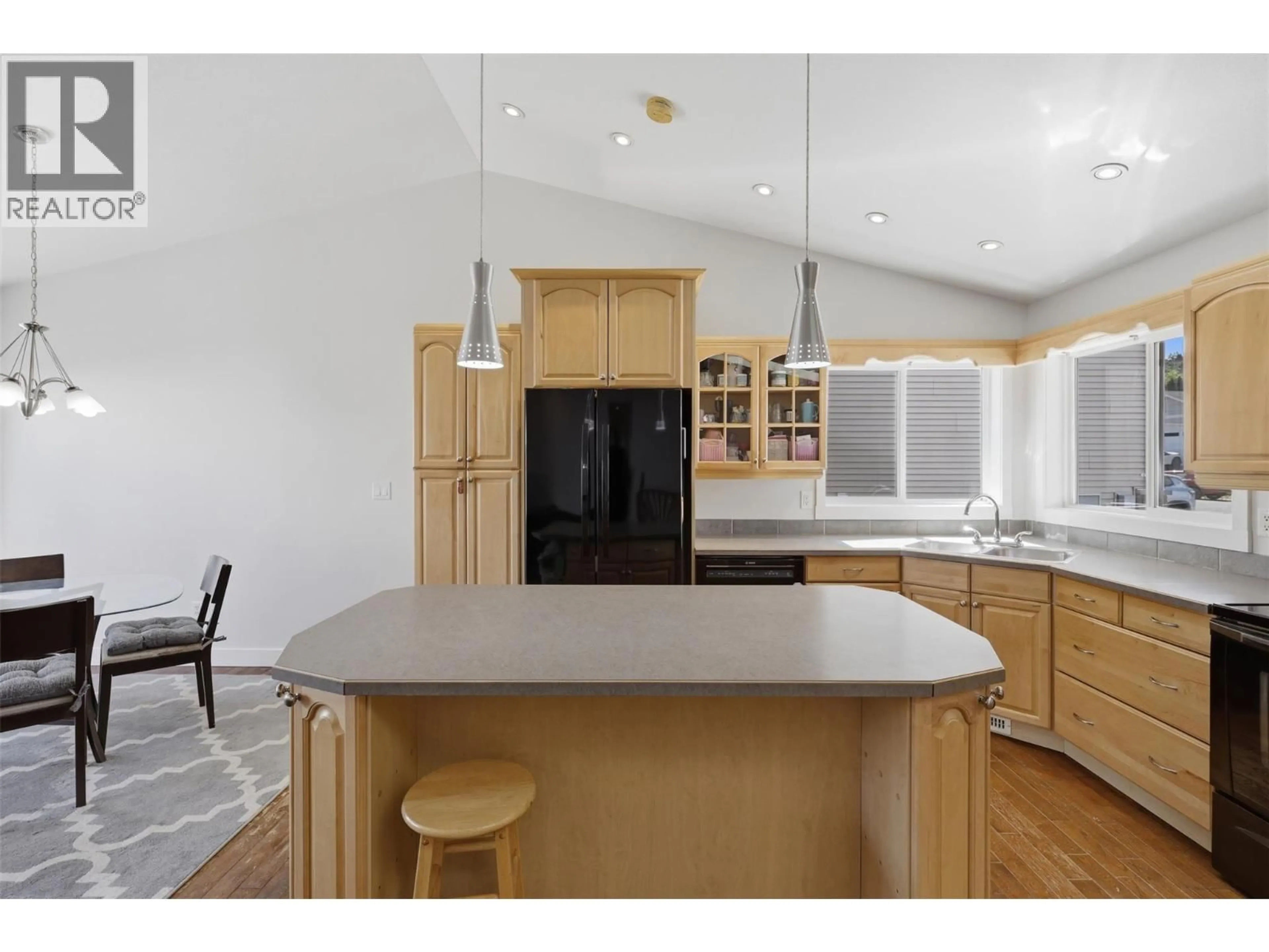 Open concept kitchen, unknown for 380 COUGAR ROAD, Kamloops British Columbia V2C6V1