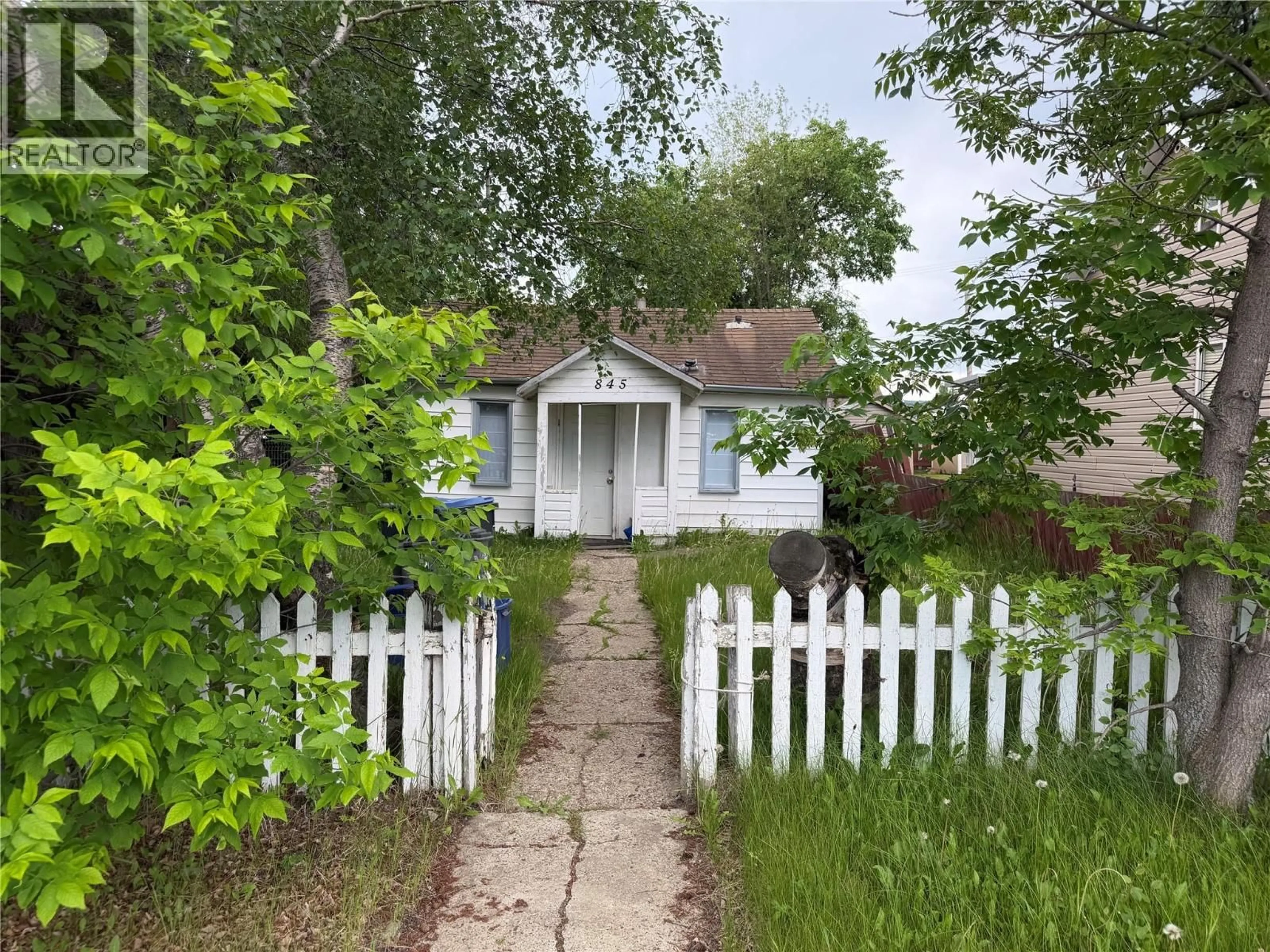 A pic from outside/outdoor area/front of a property/back of a property/a pic from drone, street for 845 105 AVENUE, Dawson Creek British Columbia V1G2K9