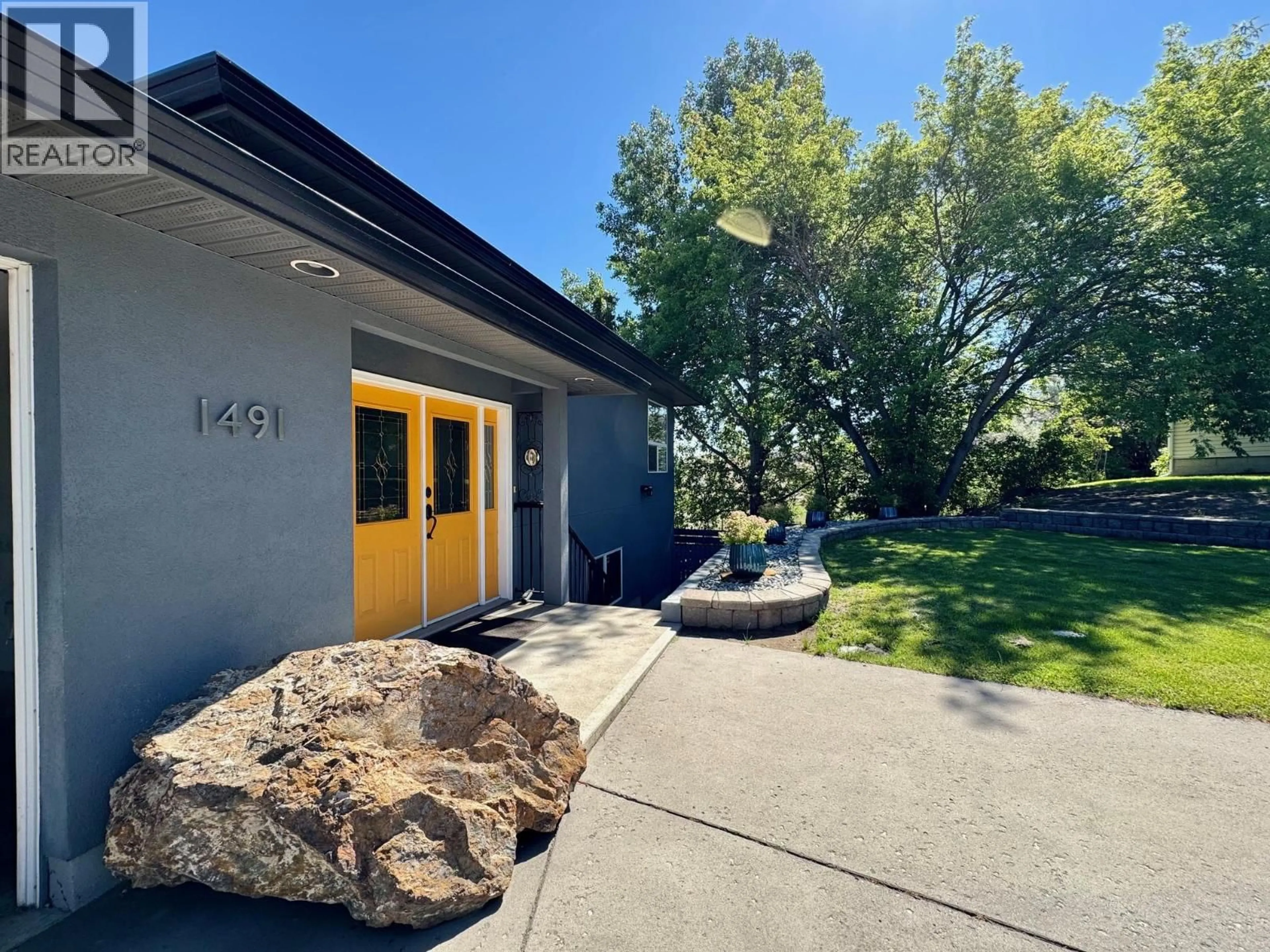 A pic from outside/outdoor area/front of a property/back of a property/a pic from drone, street for 1491 PINE CRESCENT, Kamloops British Columbia V2C2Z4
