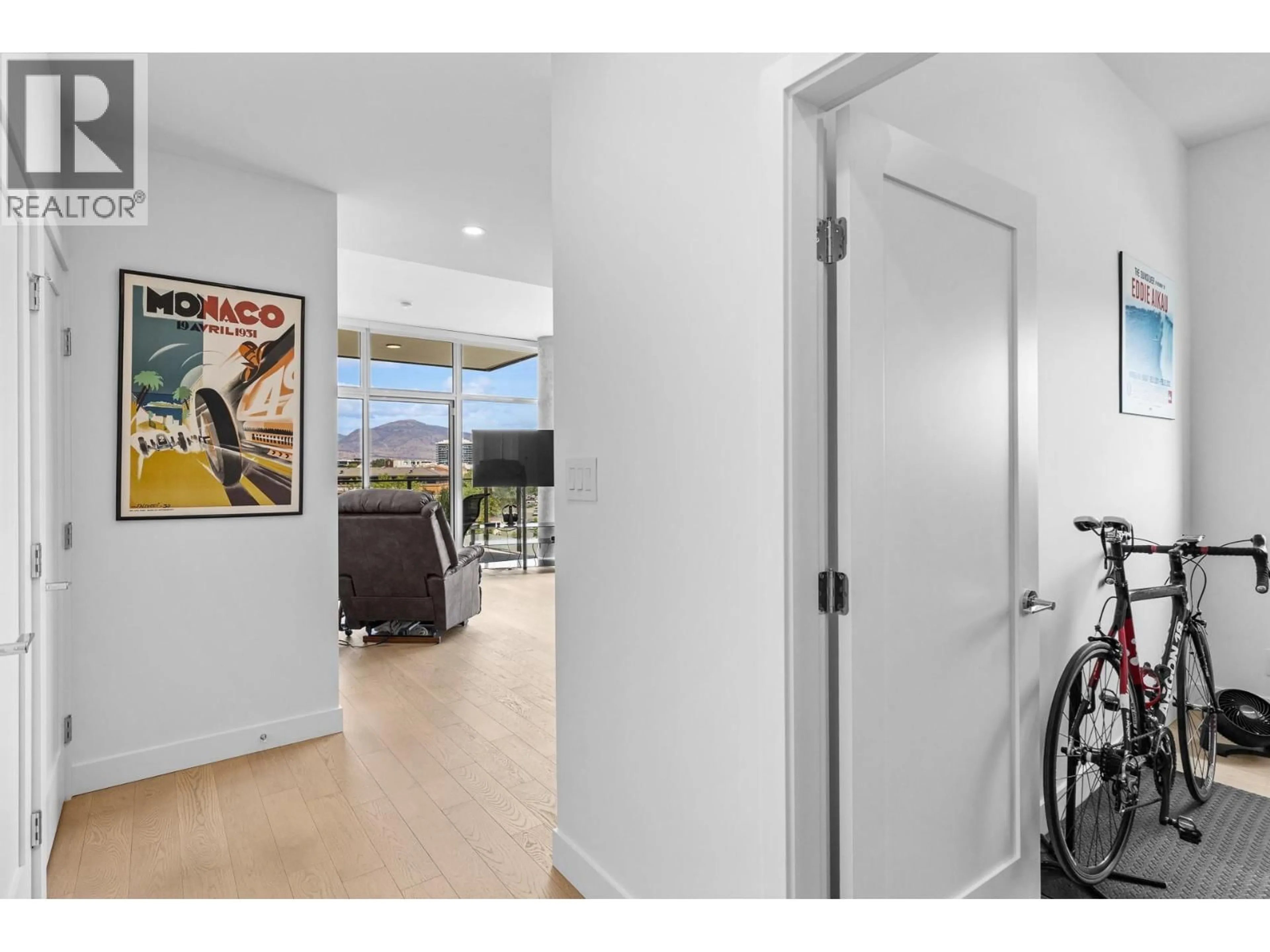 Indoor entryway for 407 - 3389 LAKESHORE ROAD, Kelowna British Columbia V1W3S9