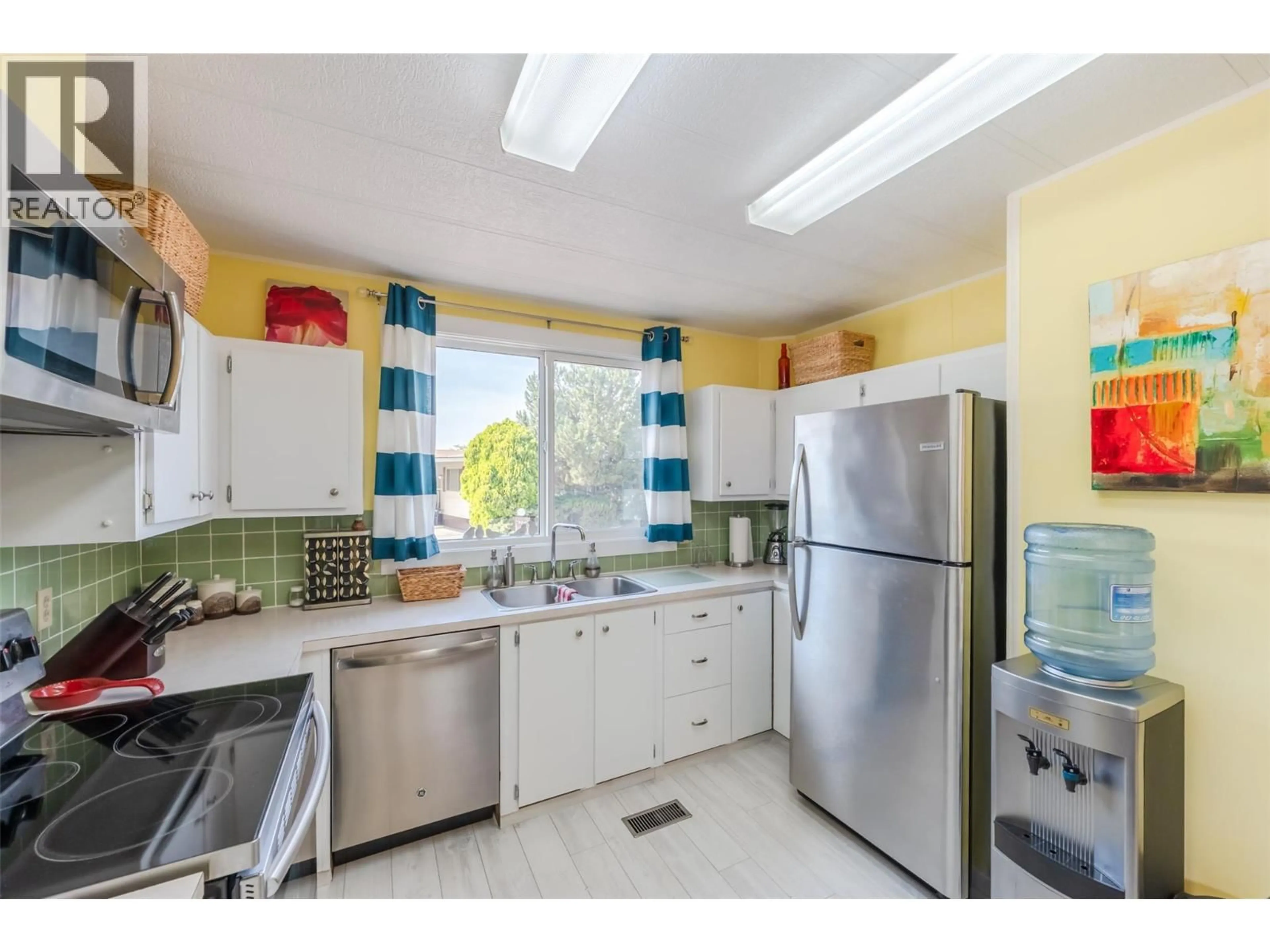Standard kitchen, ceramic/tile floor for 307 - 3105 SOUTH MAIN STREET, Penticton British Columbia V2A7H1