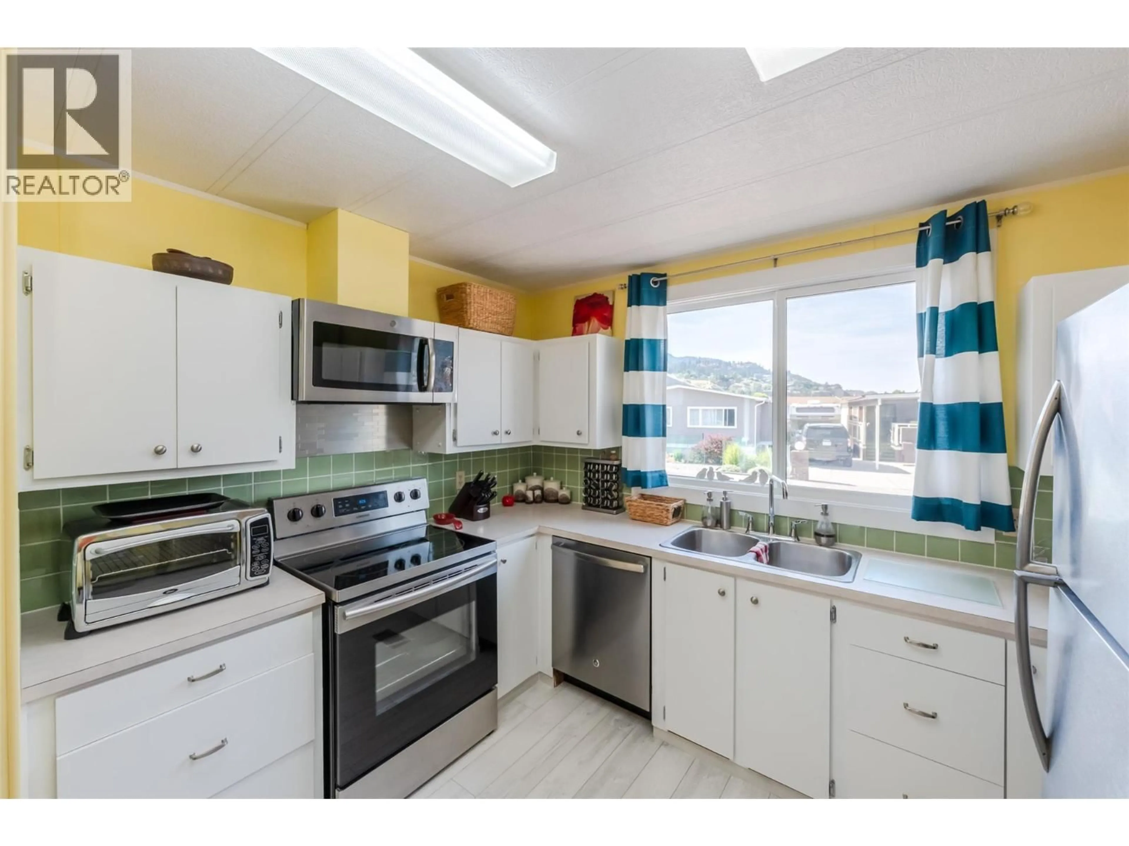 Standard kitchen, ceramic/tile floor for 307 - 3105 SOUTH MAIN STREET, Penticton British Columbia V2A7H1