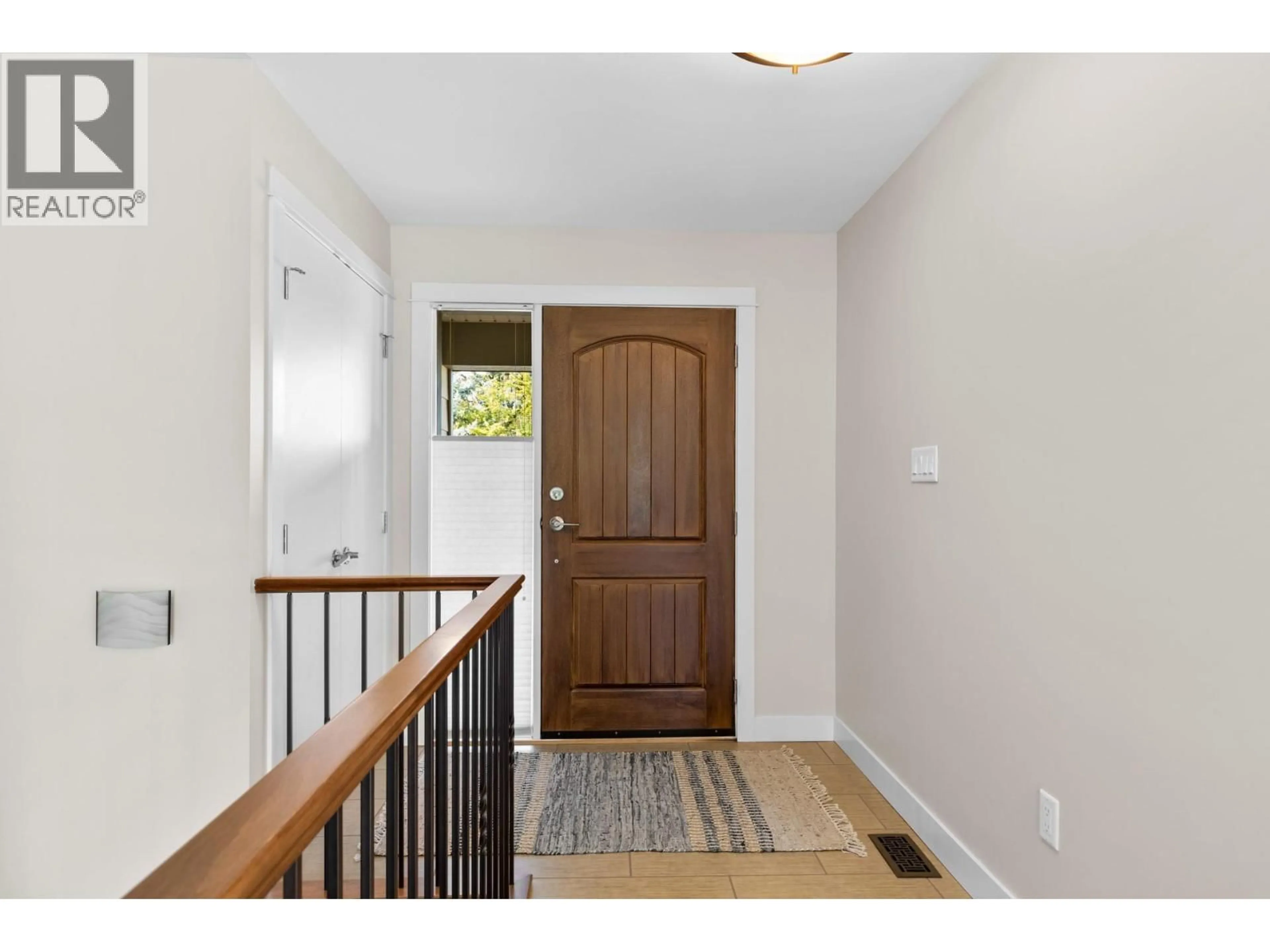 Indoor entryway for 954 FAIRWAY CRESCENT, Kelowna British Columbia V1Y4S7