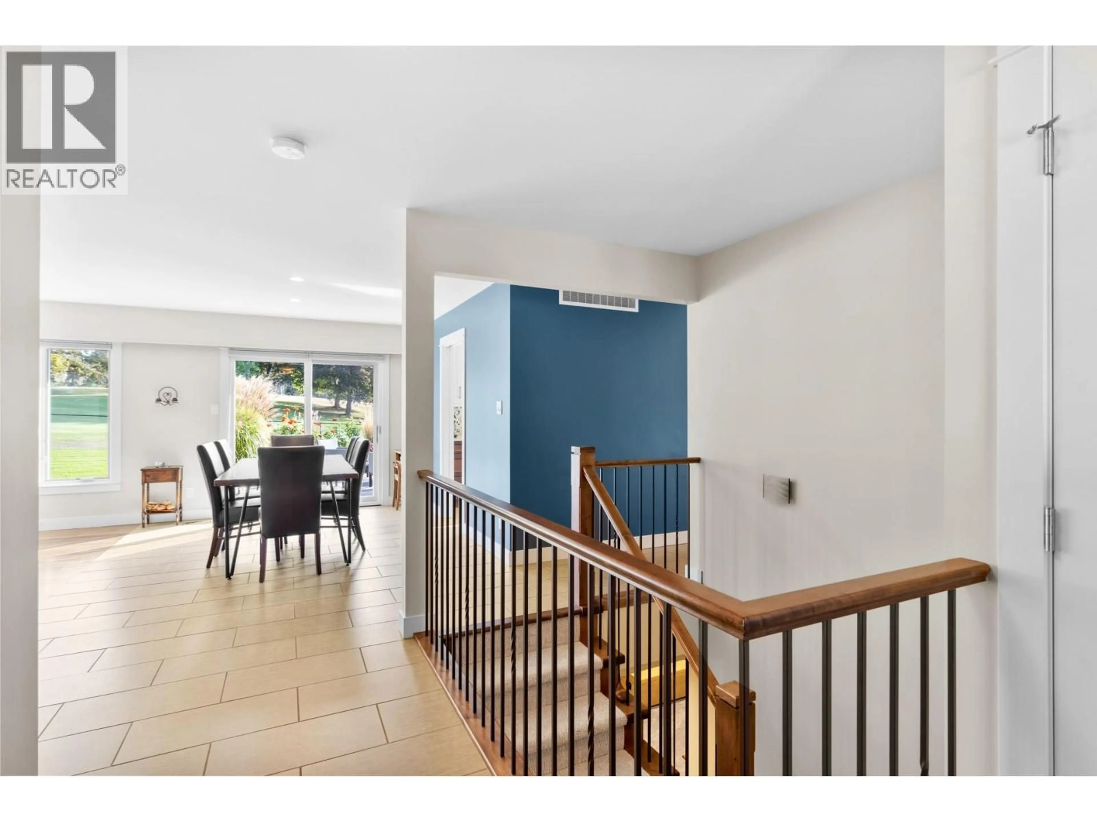 Indoor foyer for 954 FAIRWAY CRESCENT, Kelowna British Columbia V1Y4S7