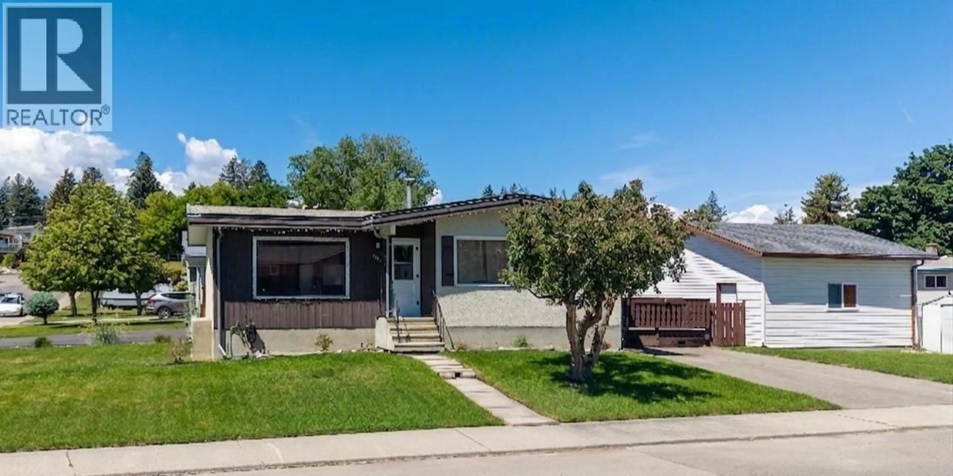 Home with vinyl exterior material, street for 1516 6A STREET SOUTH, Cranbrook British Columbia V1C4J1