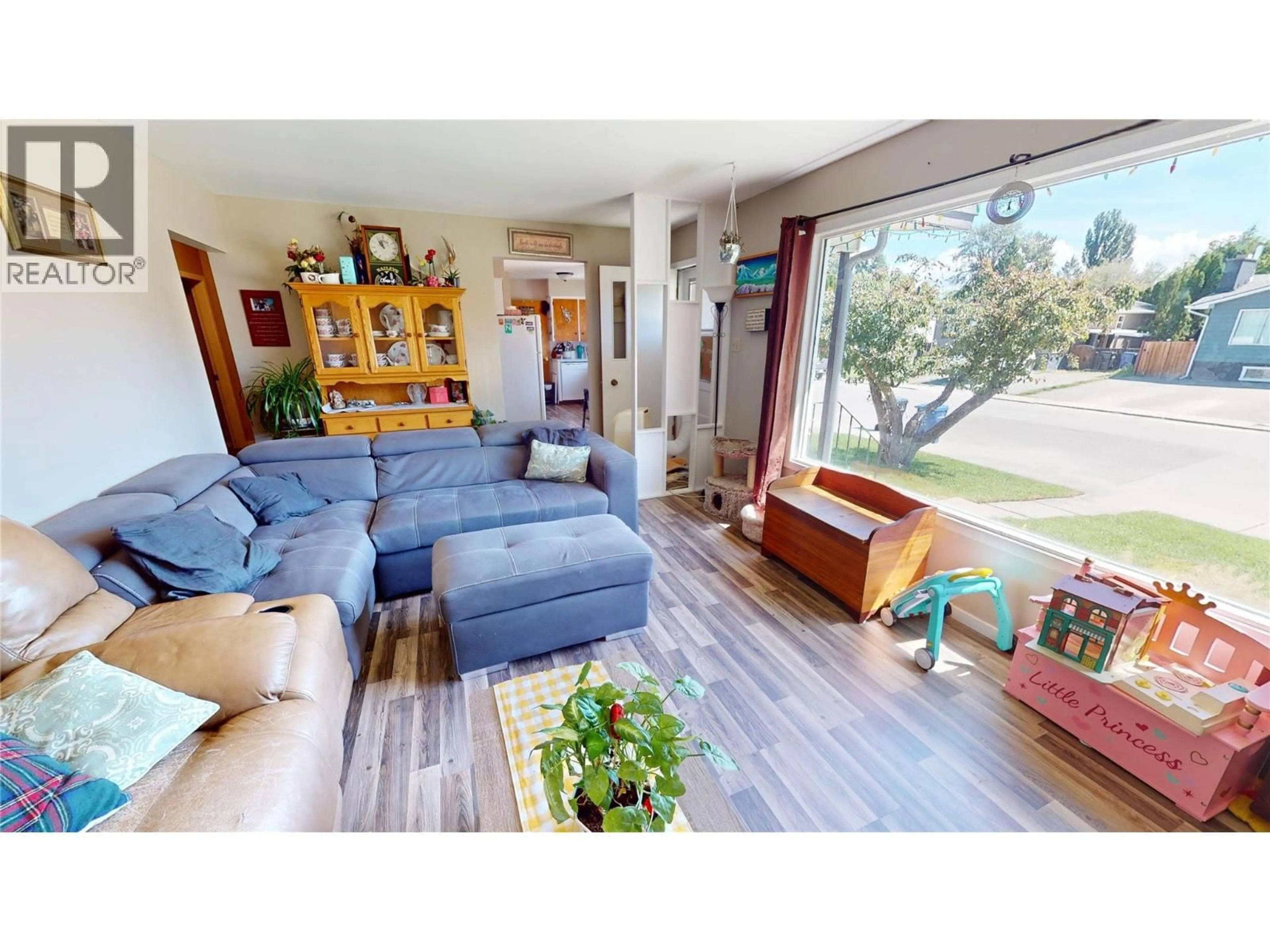 Living room with furniture, wood/laminate floor for 1516 6A STREET SOUTH, Cranbrook British Columbia V1C4J1
