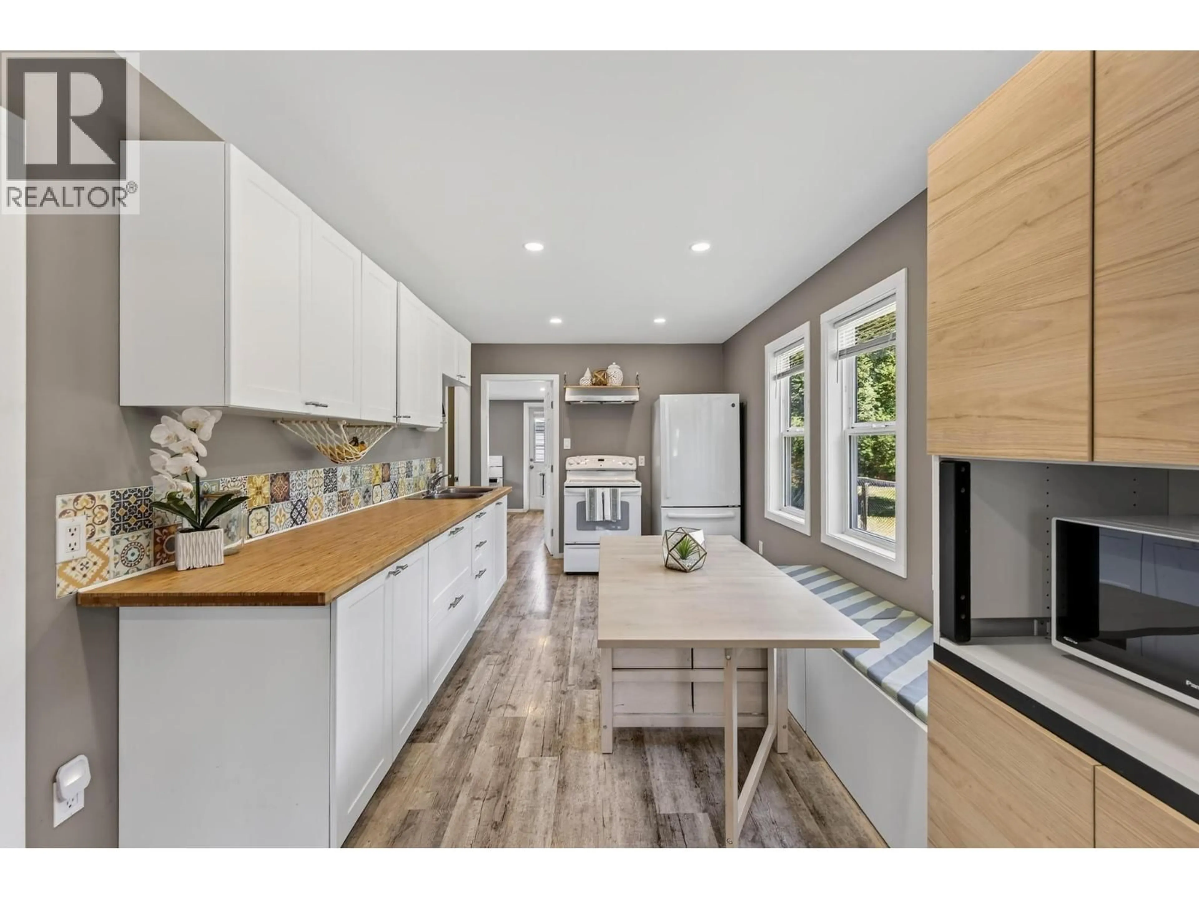 Open concept kitchen, unknown for 513 8TH STREET SOUTH, Golden British Columbia V0A1H0