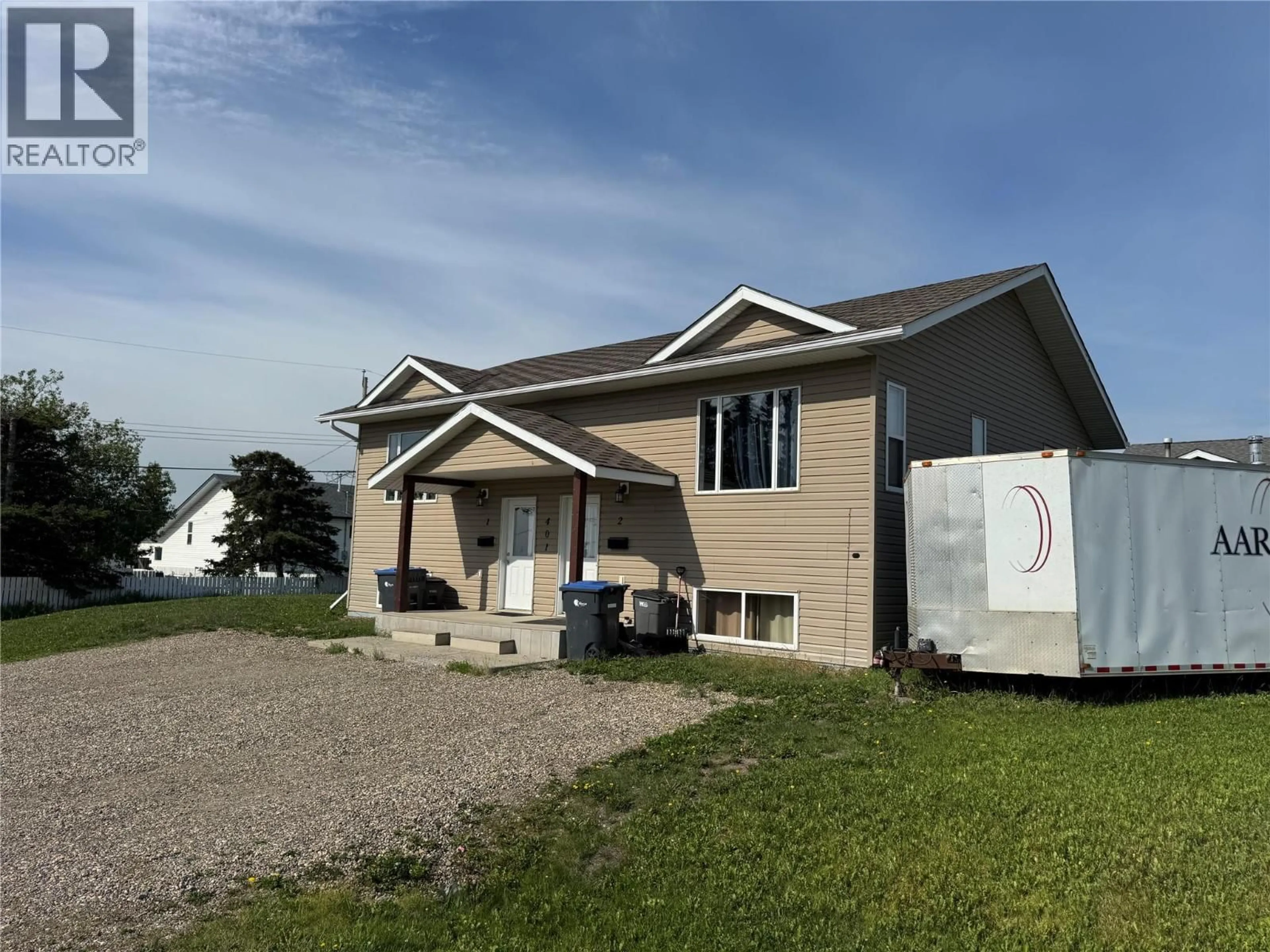 Home with vinyl exterior material, building for 401 99 AVENUE, Dawson Creek British Columbia V1G1T2