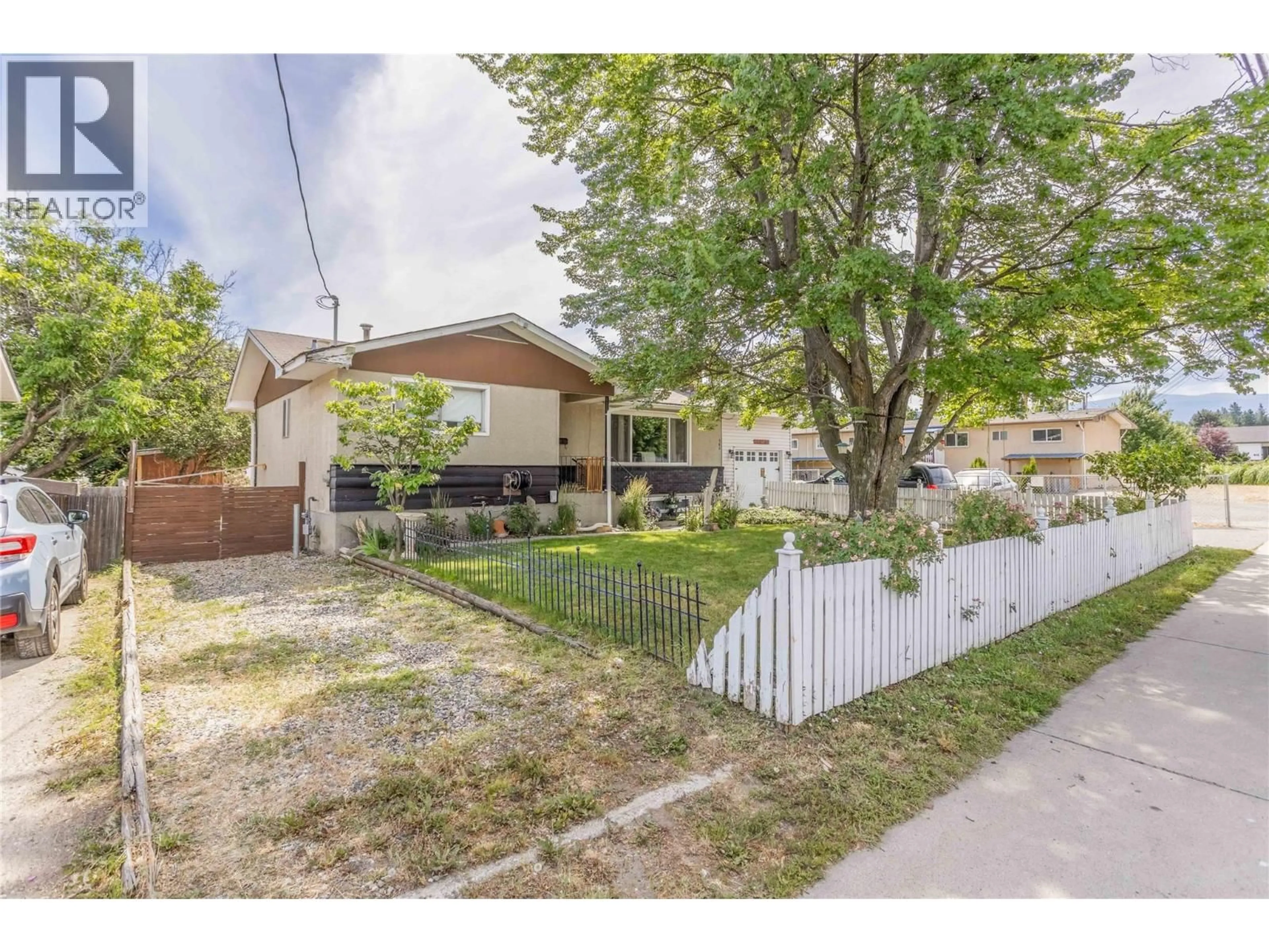 A pic from outside/outdoor area/front of a property/back of a property/a pic from drone, street for 585 RUTLAND ROAD SOUTH, Kelowna British Columbia V1X3A2