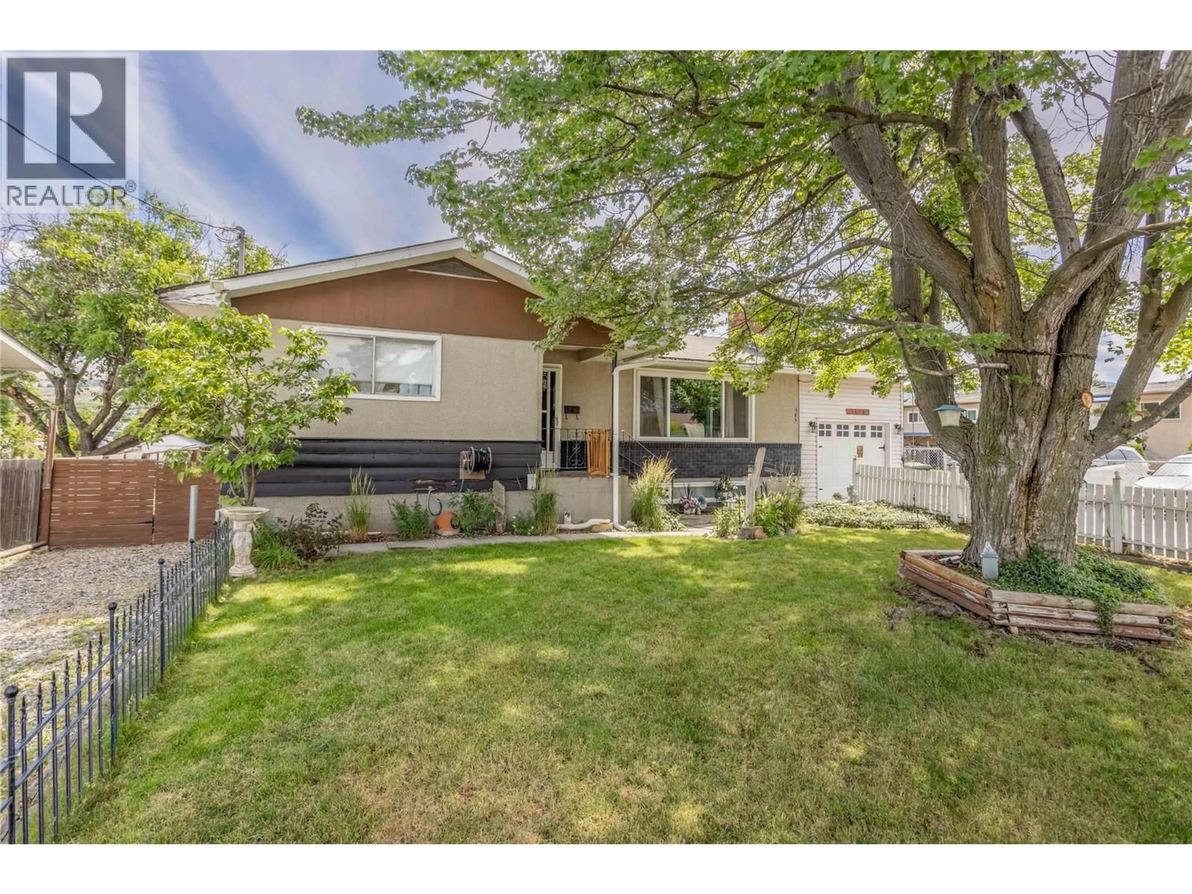 Home with vinyl exterior material, street for 585 RUTLAND ROAD SOUTH, Kelowna British Columbia V1X3A2