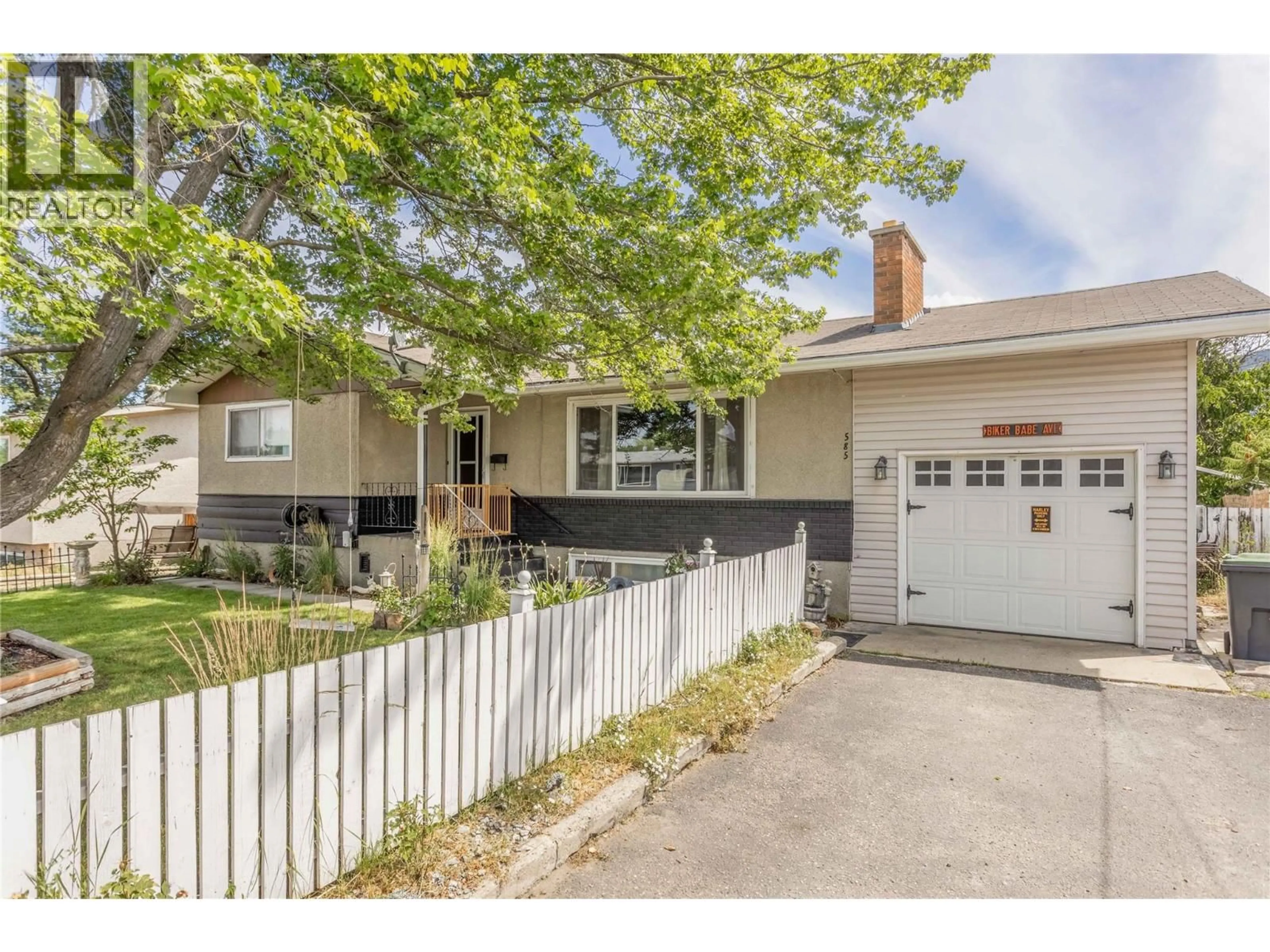 Home with vinyl exterior material, street for 585 RUTLAND ROAD SOUTH, Kelowna British Columbia V1X3A2