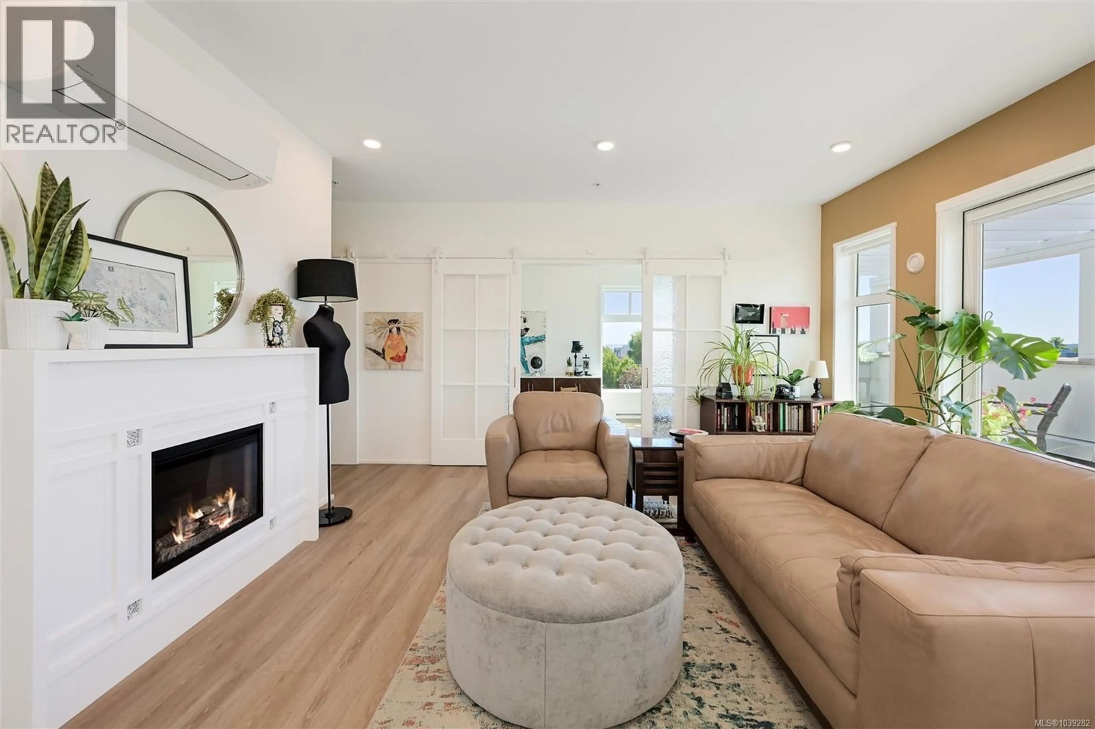 Living room with furniture, unknown for 401 - 2348 BEACON AVENUE, Sidney British Columbia V8L1X3