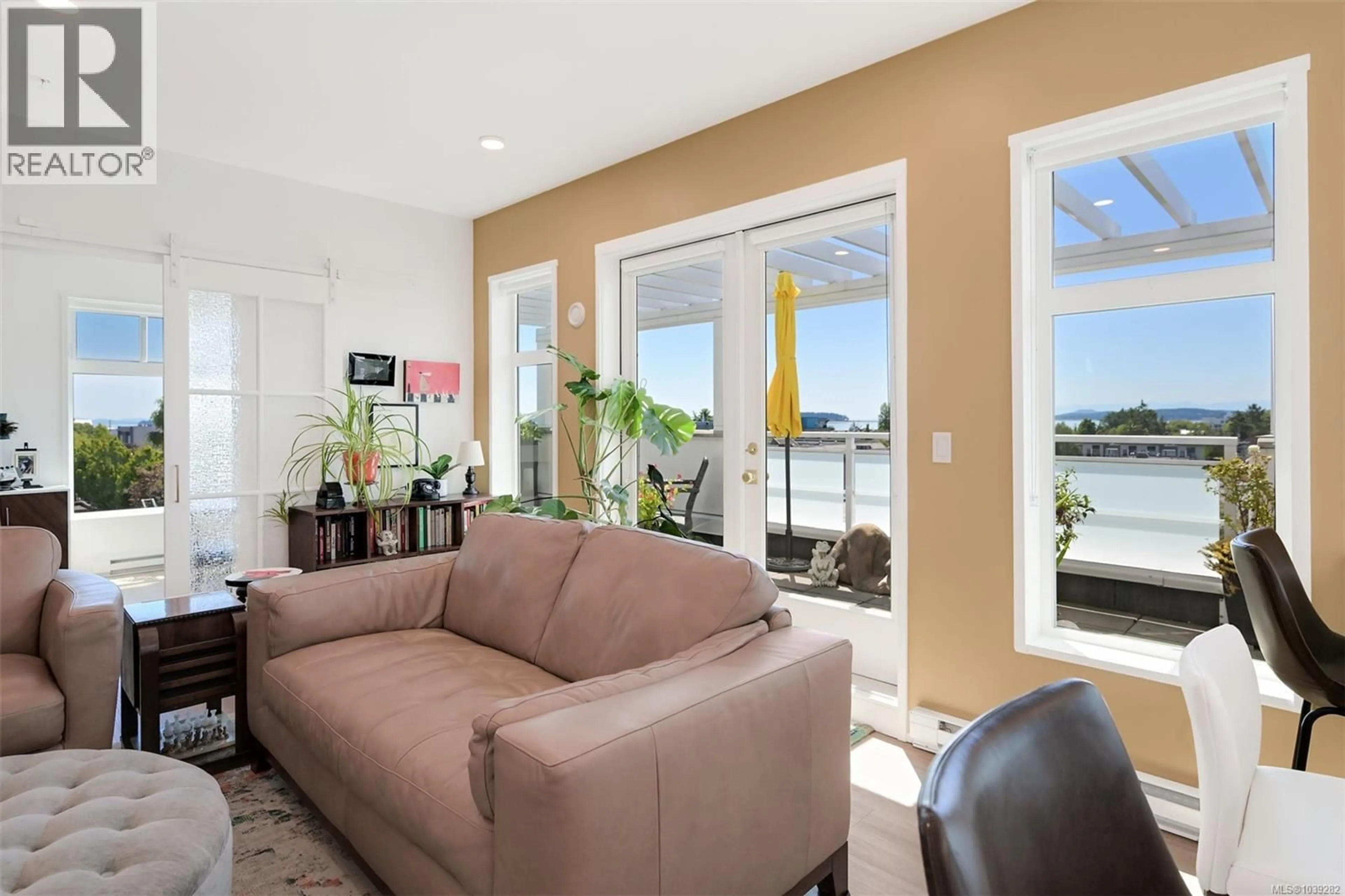 Living room with furniture, unknown for 401 - 2348 BEACON AVENUE, Sidney British Columbia V8L1X3