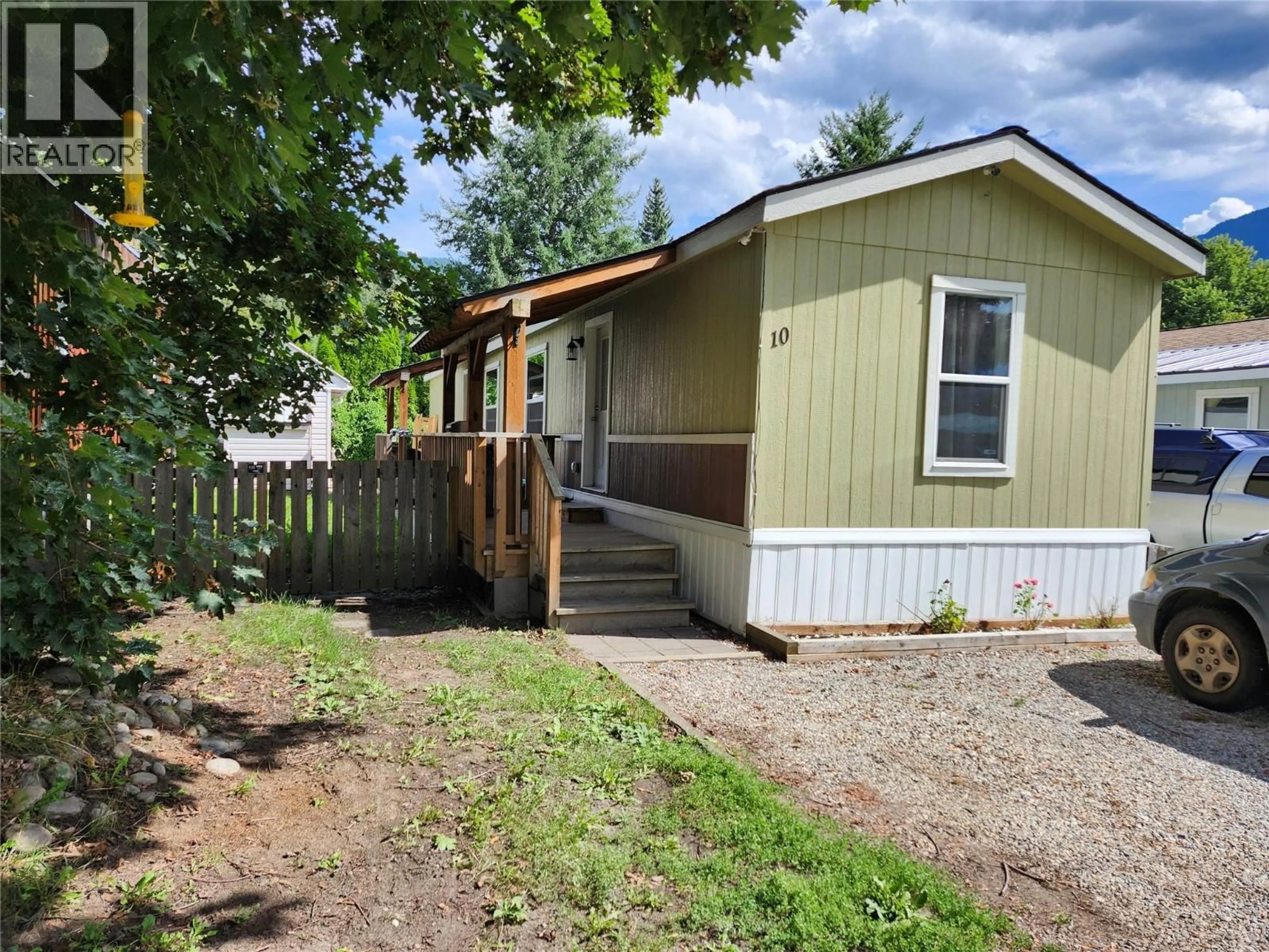 Home with vinyl exterior material, street for 10 - 318 HUMBERT STREET, Revelstoke British Columbia V0E2S0