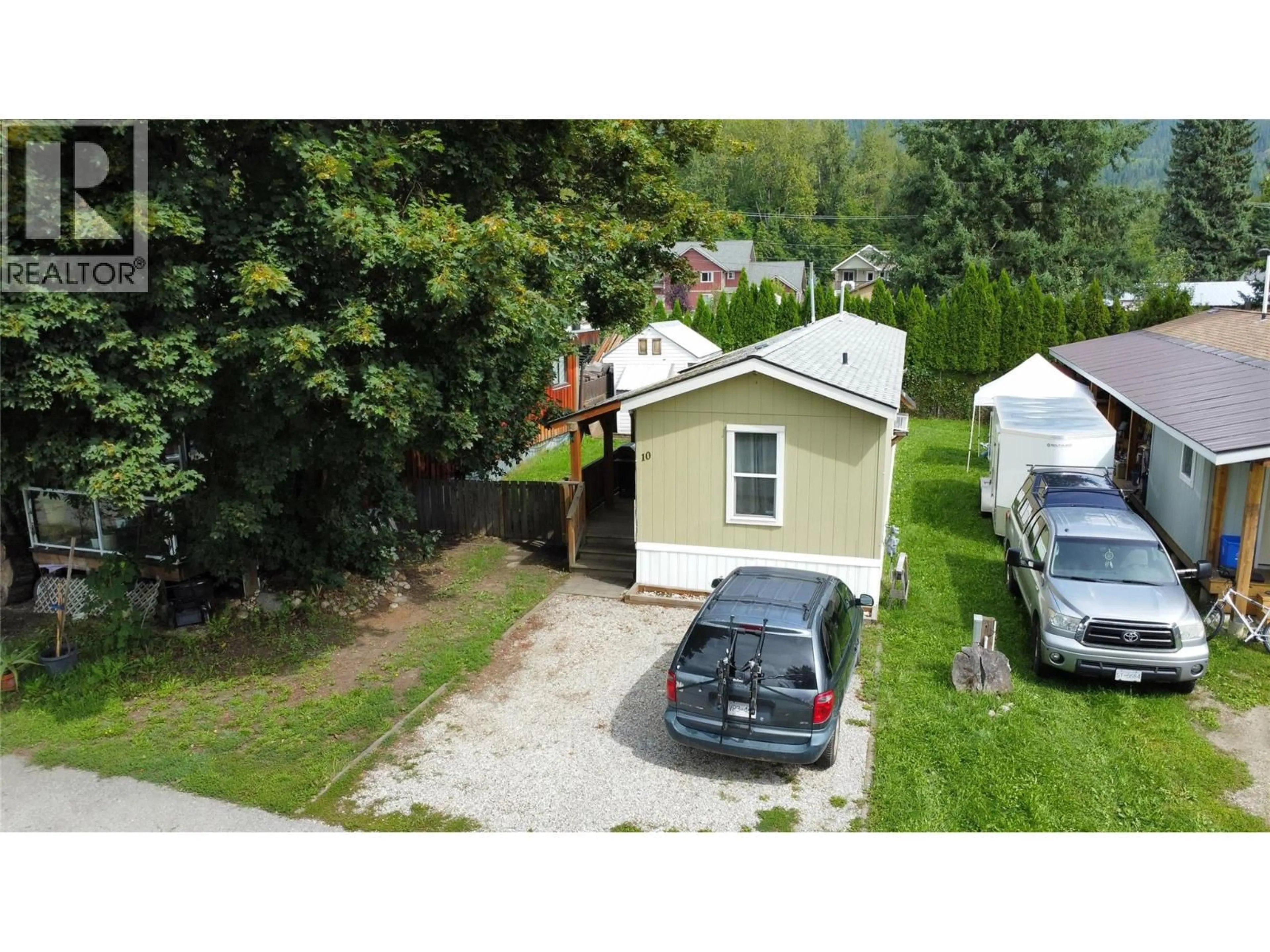 A pic from outside/outdoor area/front of a property/back of a property/a pic from drone, street for 10 - 318 HUMBERT STREET, Revelstoke British Columbia V0E2S0