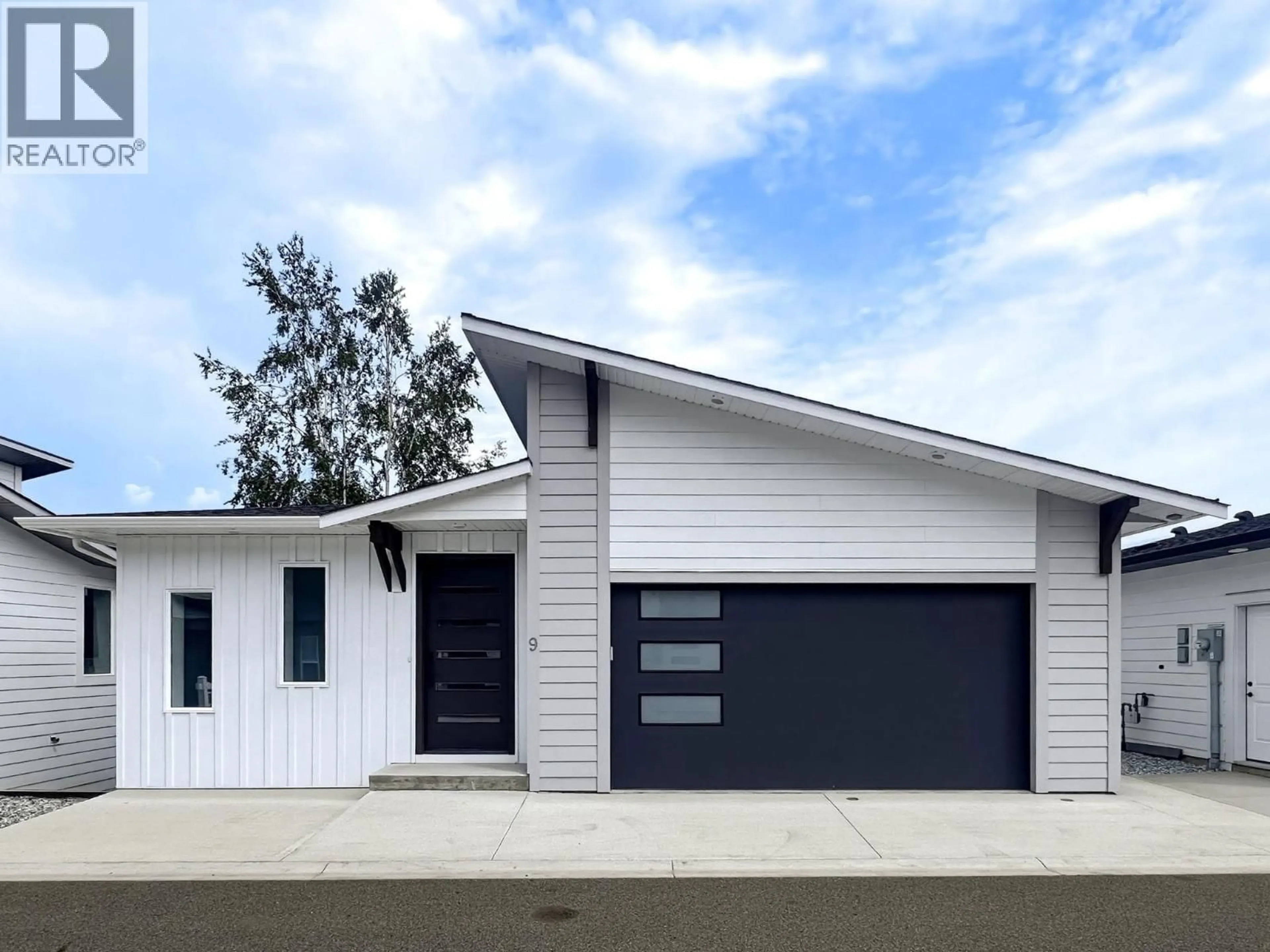 Home with vinyl exterior material, street for 9 - 1840 10 STREET SOUTHWEST, Salmon Arm British Columbia V1E0H2