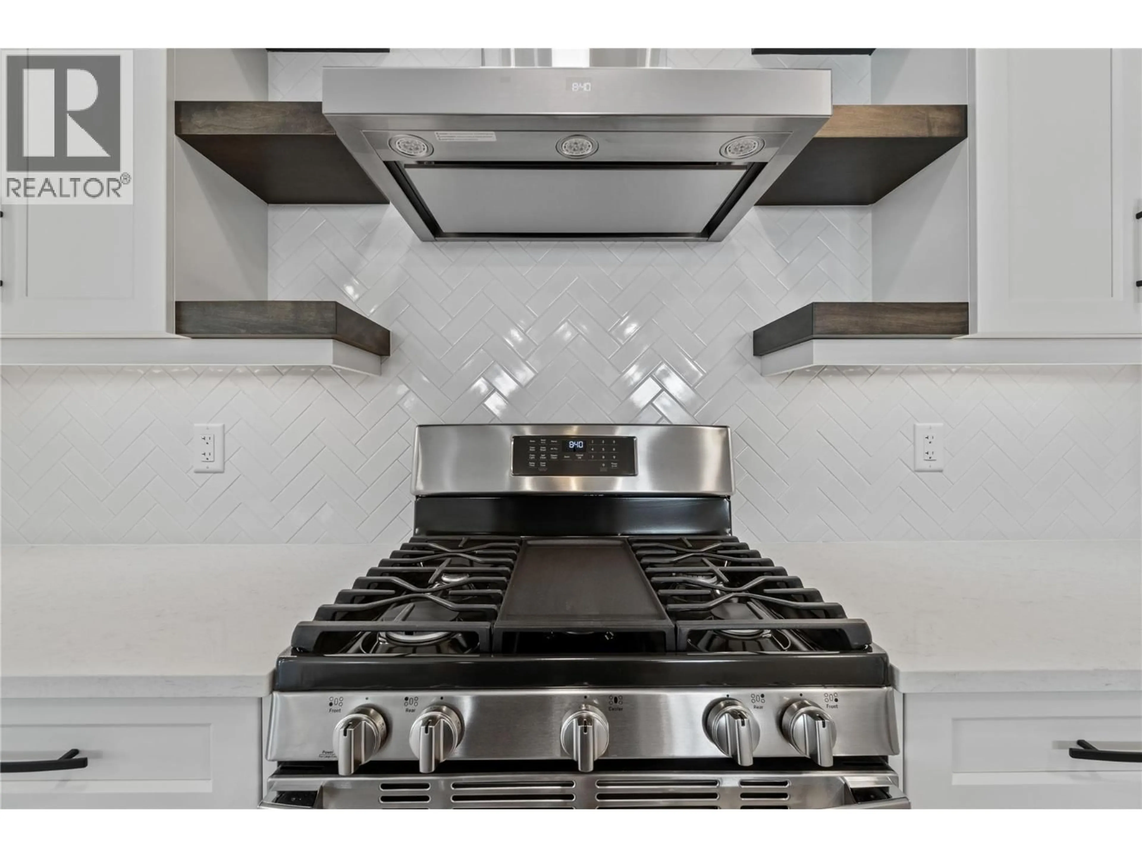 Standard kitchen, ceramic/tile floor for 9 - 1840 10 STREET SOUTHWEST, Salmon Arm British Columbia V1E0H2