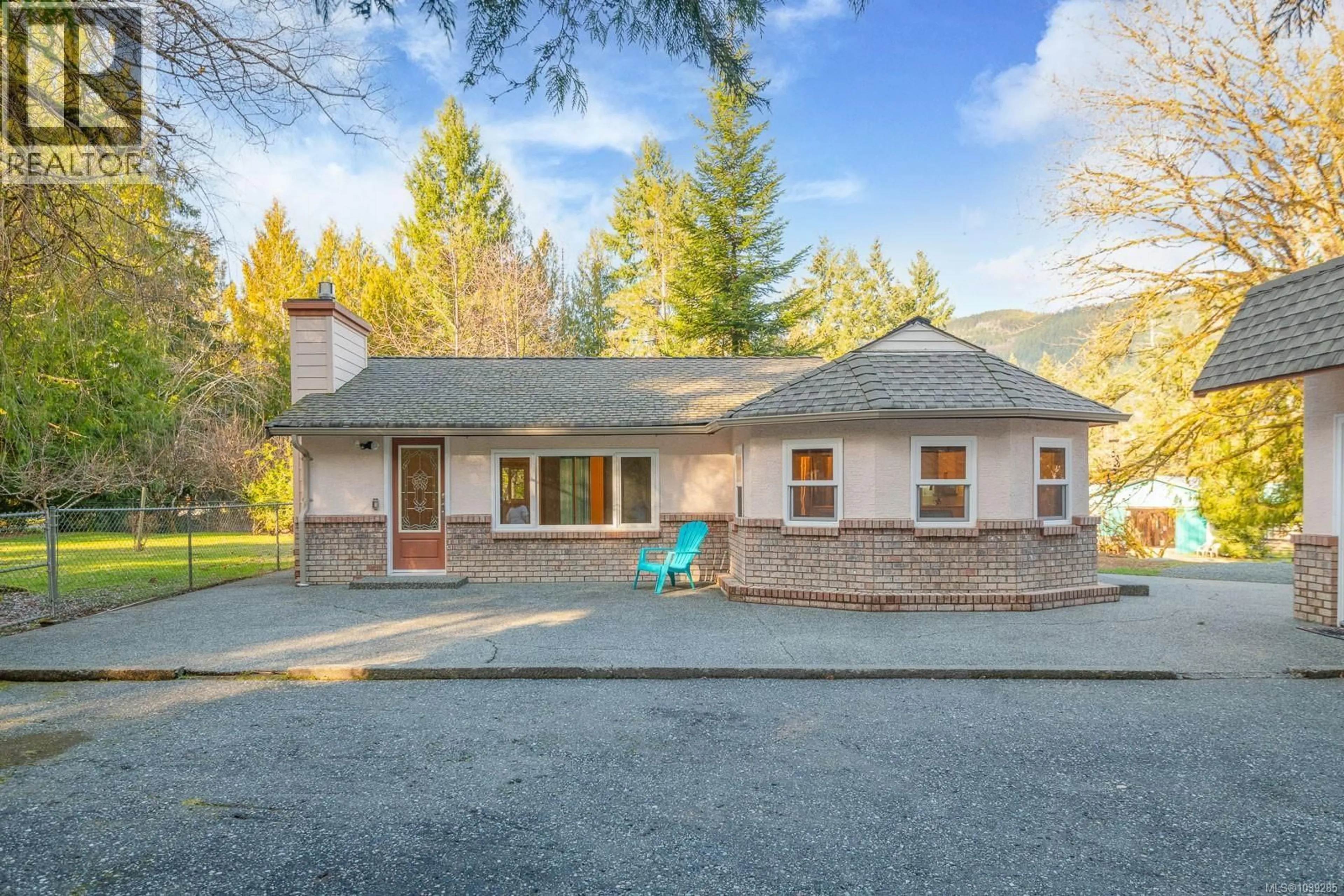 A pic from outside/outdoor area/front of a property/back of a property/a pic from drone, mountain view for 4391 BEST ROAD, Port Alberni British Columbia V9Y8T8