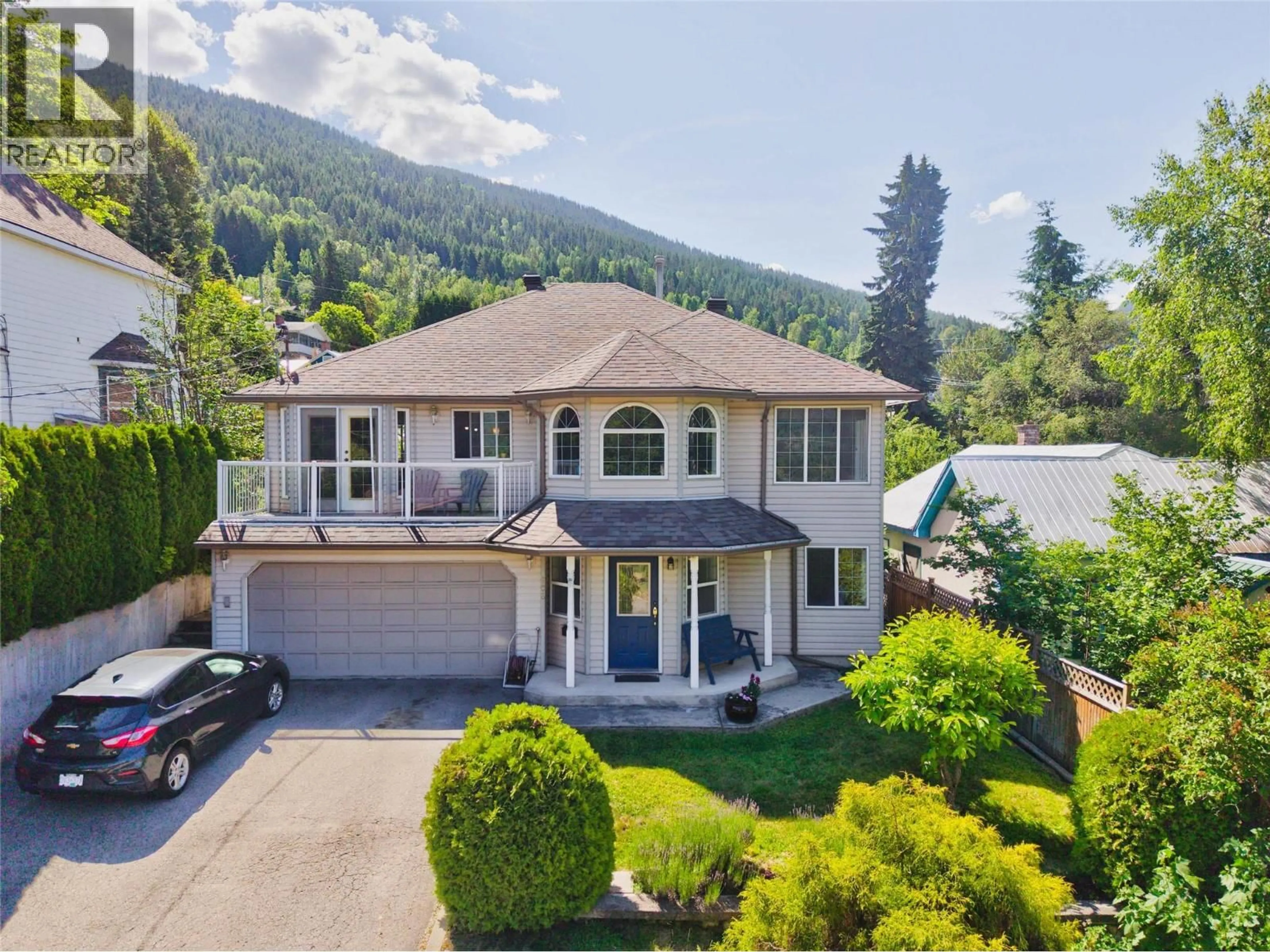 A pic from outside/outdoor area/front of a property/back of a property/a pic from drone, mountain view for 906 OBSERVATORY STREET, Nelson British Columbia V1L4Z5