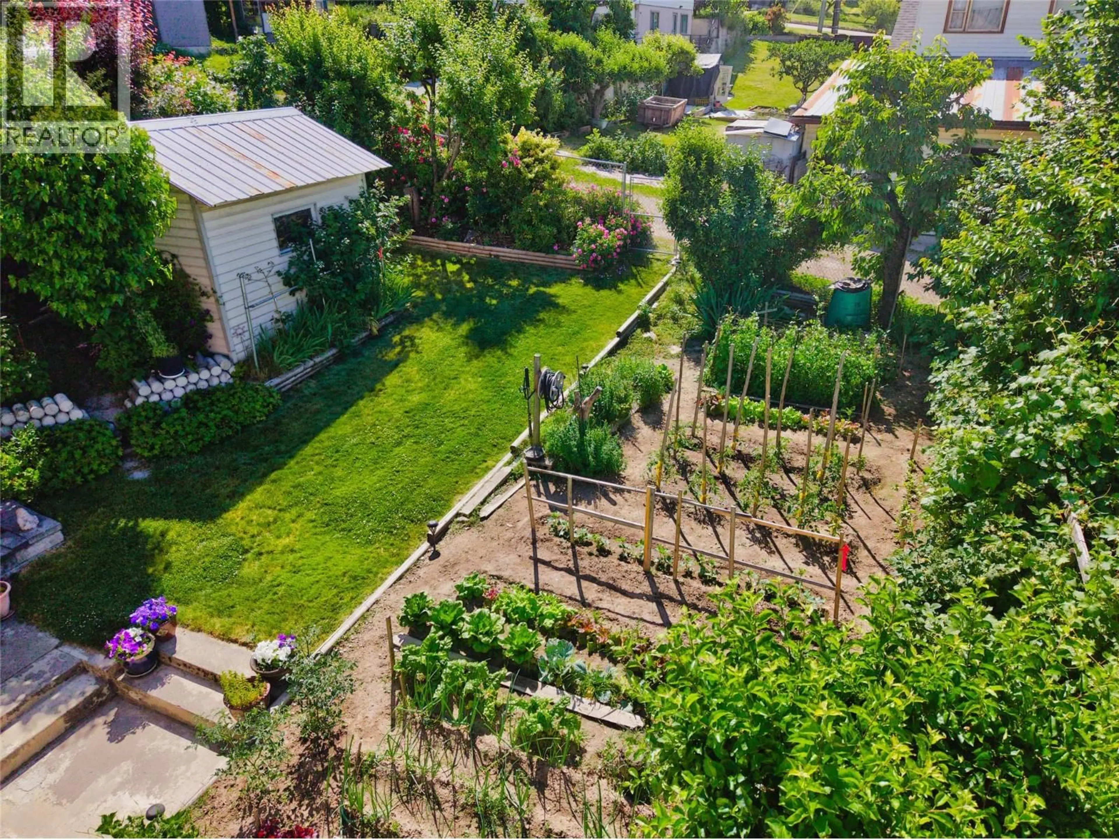 A pic from outside/outdoor area/front of a property/back of a property/a pic from drone, unknown for 906 OBSERVATORY STREET, Nelson British Columbia V1L4Z5