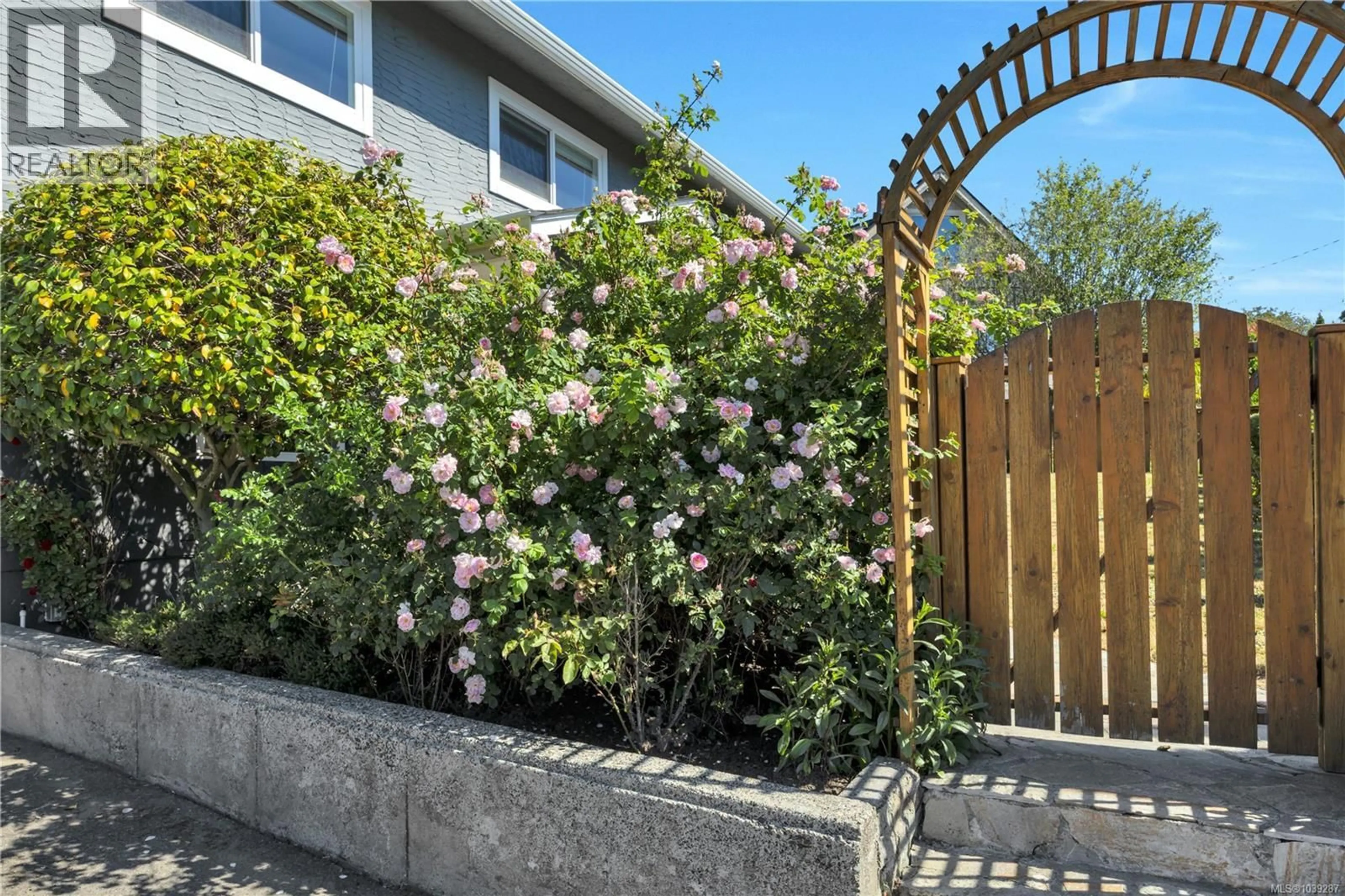 Patio, street for 3236 CEDAR HILL ROAD, Saanich British Columbia V8P3Y3