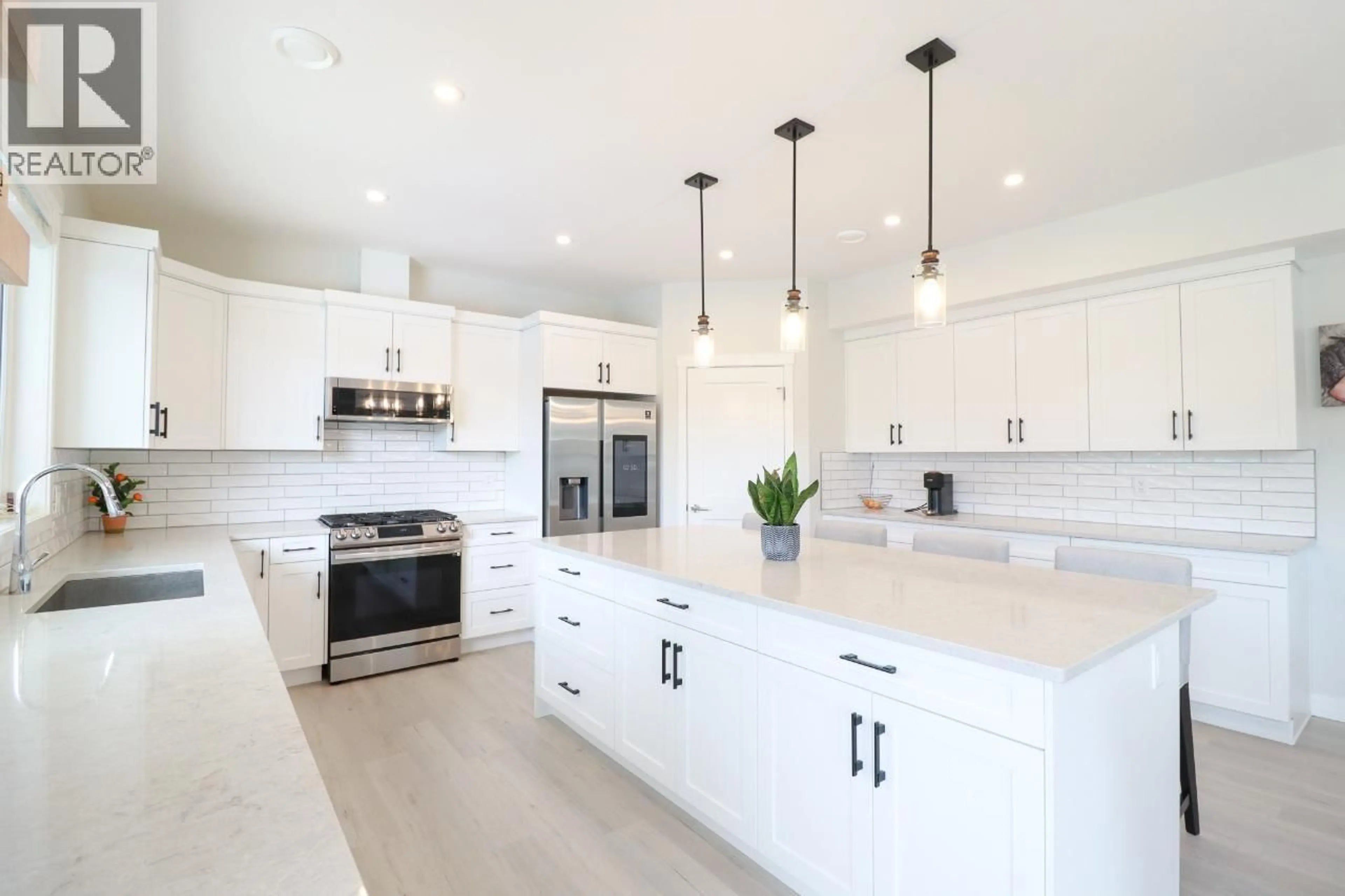 Contemporary kitchen, unknown for 179 SENDERO CRESCENT, Penticton British Columbia V2A0C3