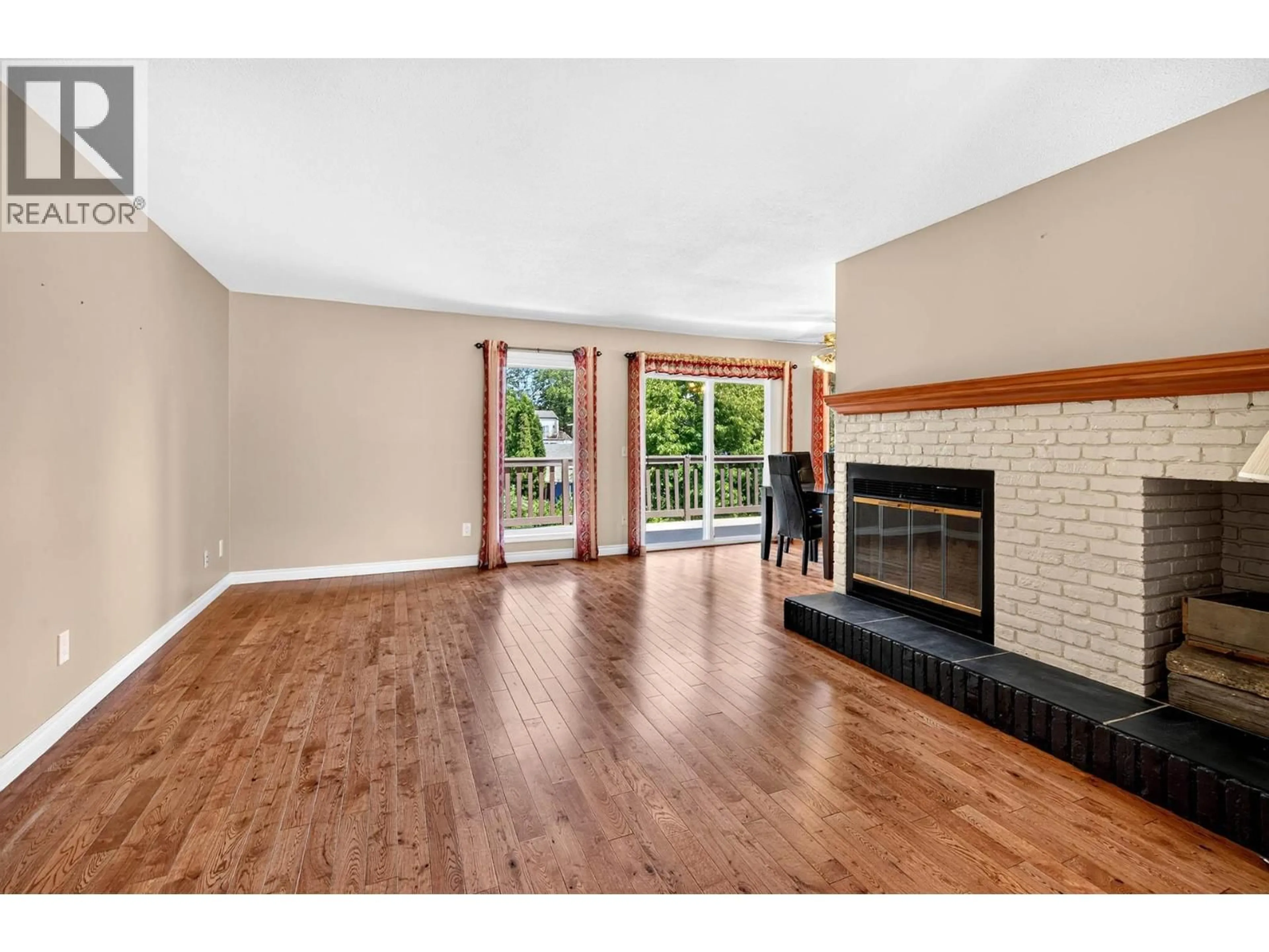 Living room with furniture, wood/laminate floor for 618 BRAEMAR DRIVE, Kamloops British Columbia V1S1H9