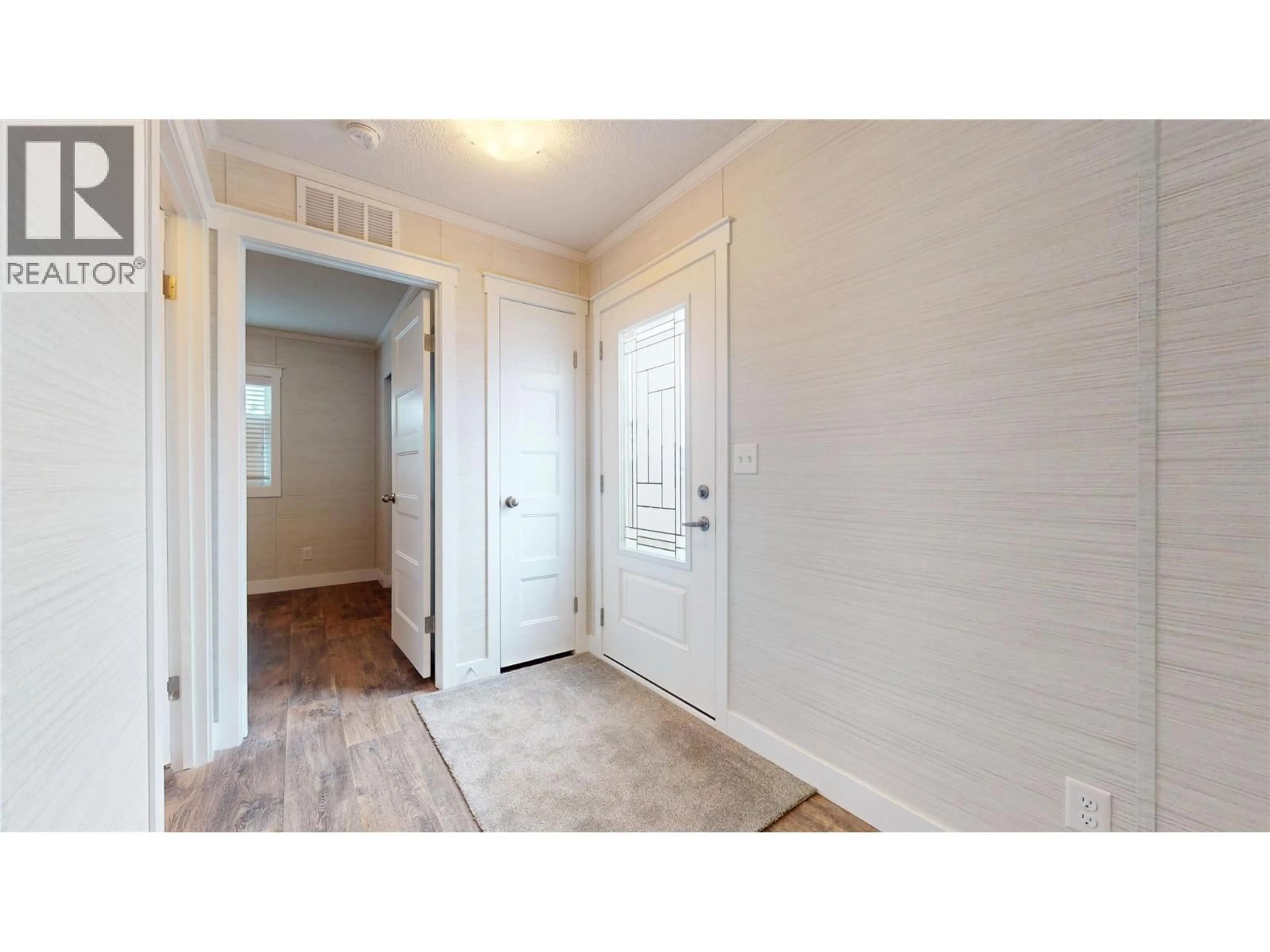 Indoor entryway for 532 STEEPLEVIEW AVENUE NORTHWEST, Cranbrook British Columbia V1C5L3