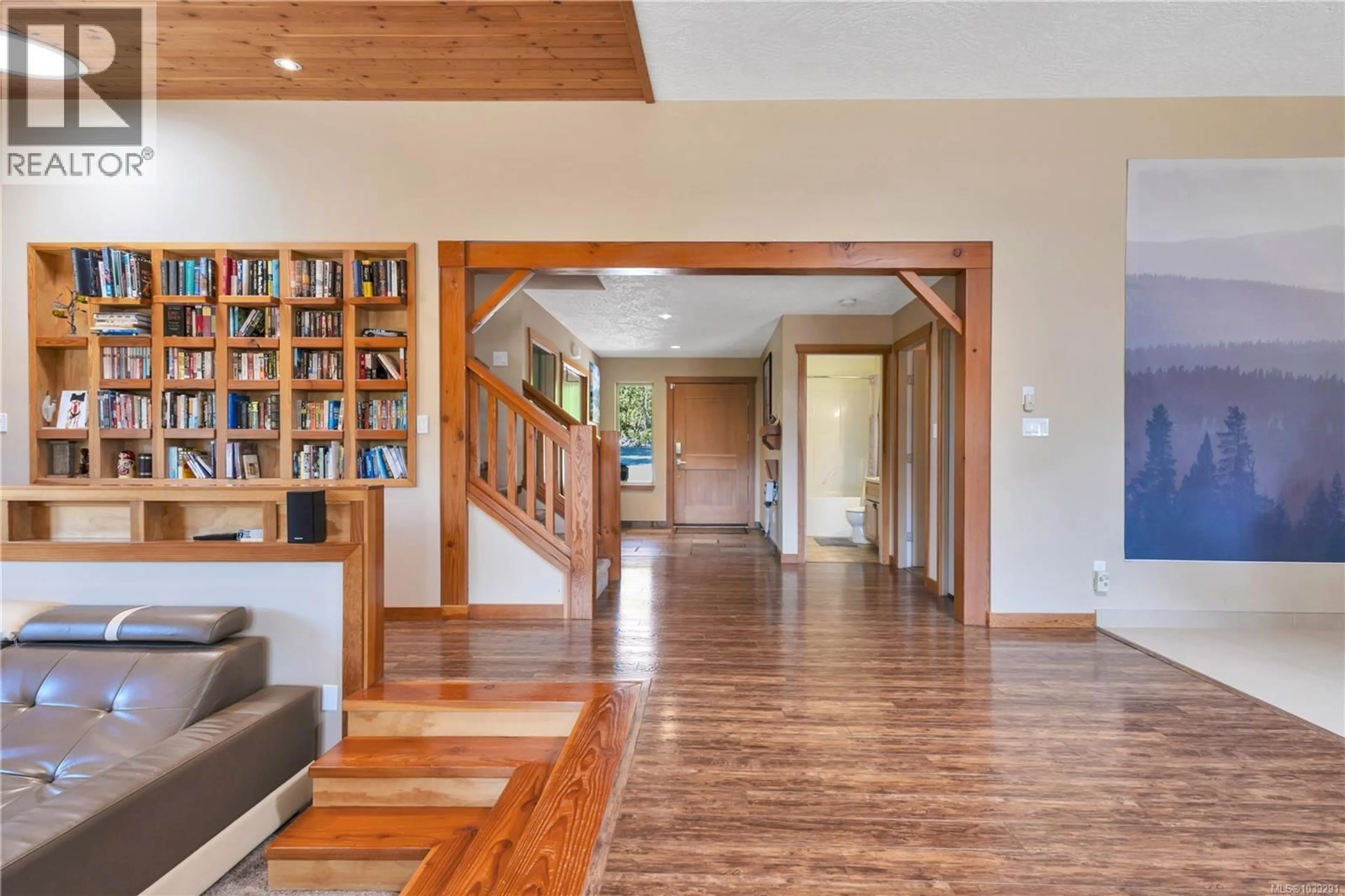 Indoor foyer for 1680 PELIGREN PLACE, Qualicum Beach British Columbia V9K2S3