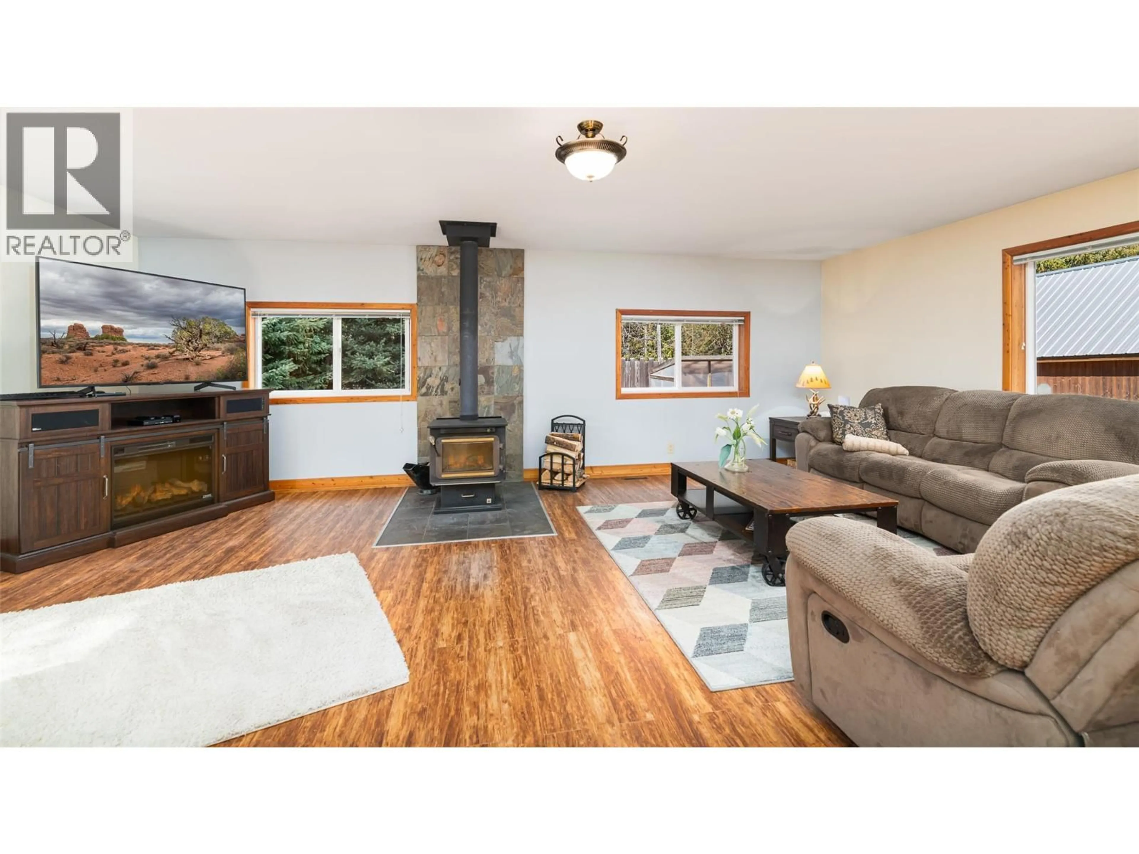 Living room with furniture, wood/laminate floor for 7470 3 HIGHWAY, Kitchener British Columbia V0B2P0