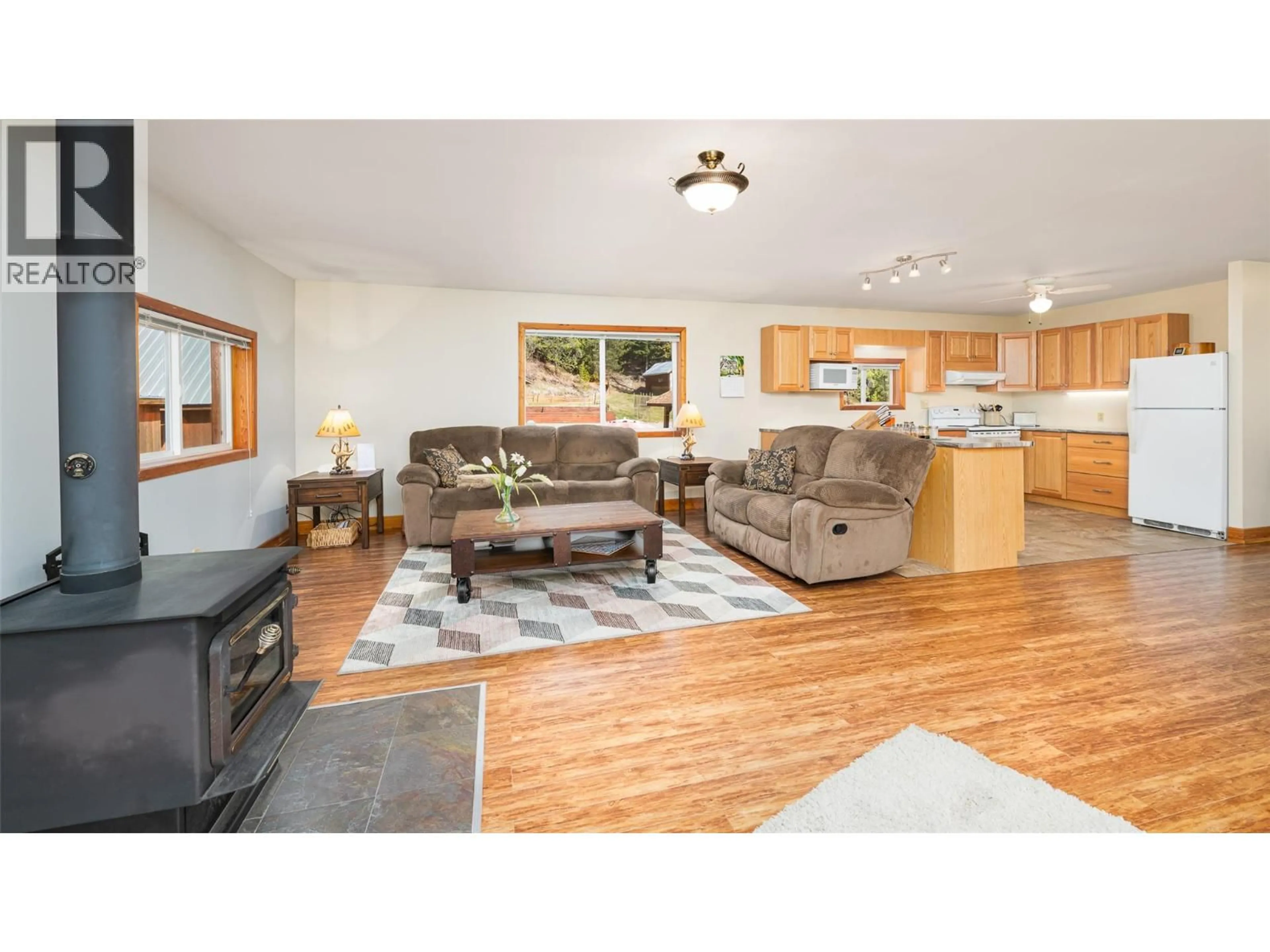 Living room with furniture, wood/laminate floor for 7470 3 HIGHWAY, Kitchener British Columbia V0B2P0