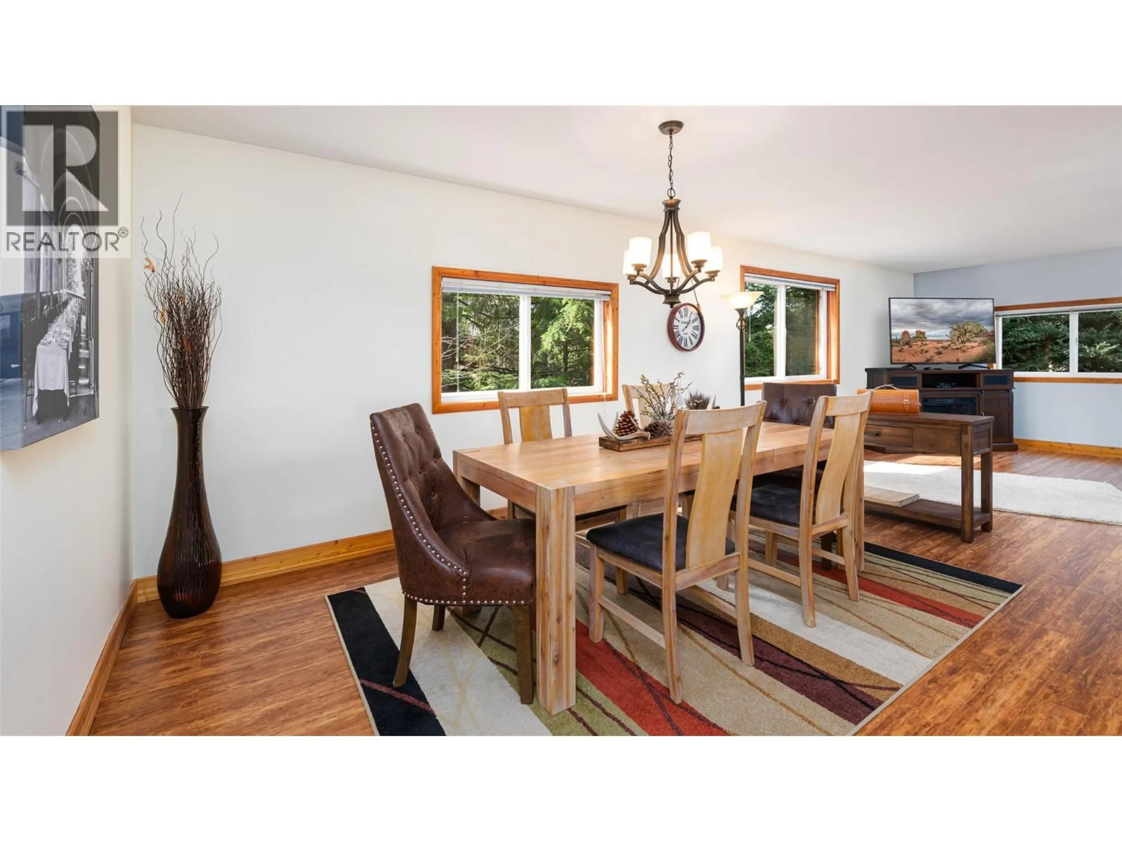 Dining room, wood/laminate floor for 7470 3 HIGHWAY, Kitchener British Columbia V0B2P0