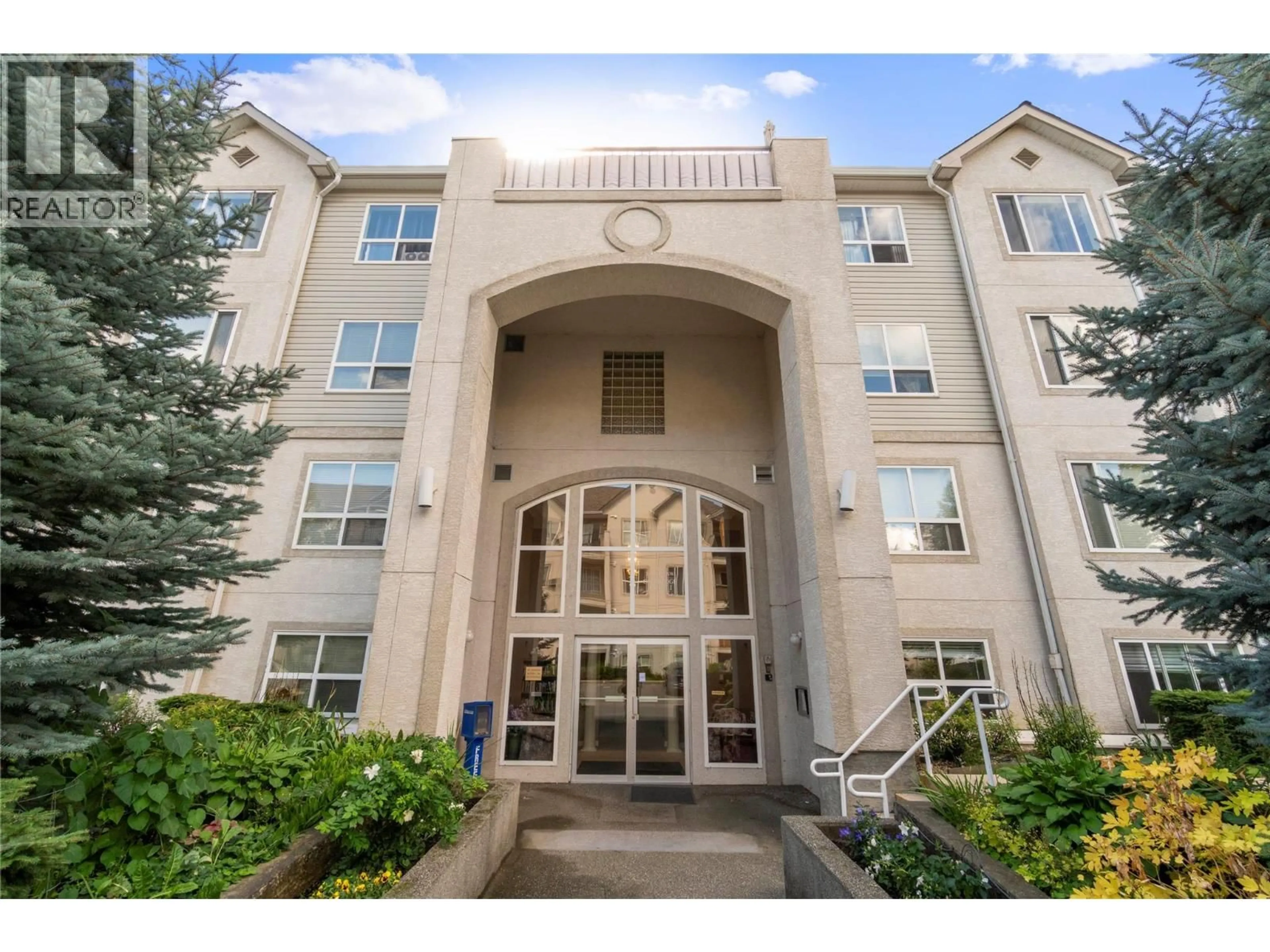 Indoor foyer for 101 - 650 3RD STREET SOUTHWEST, Salmon Arm British Columbia V1E1P6
