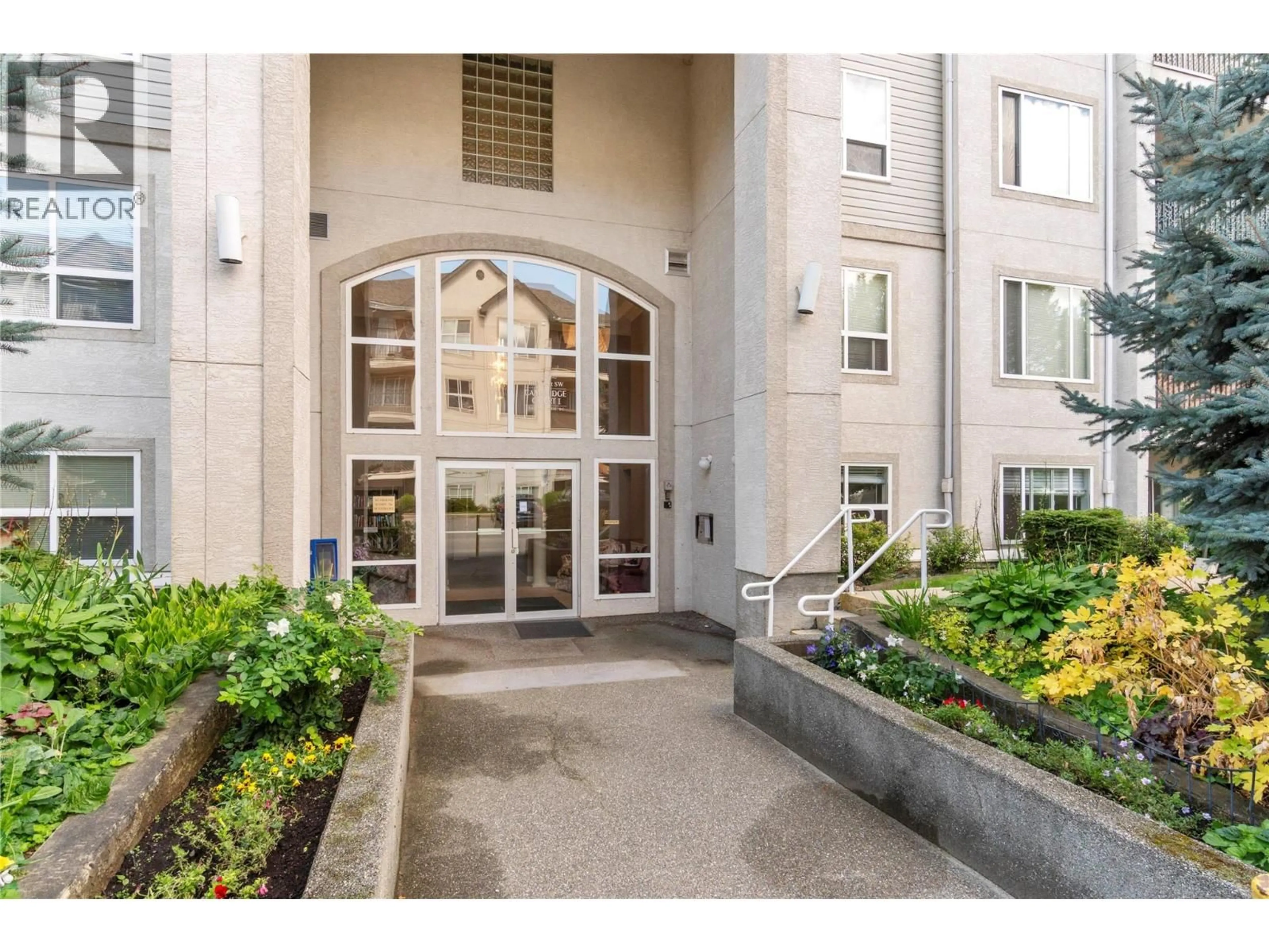 Indoor foyer for 101 - 650 3RD STREET SOUTHWEST, Salmon Arm British Columbia V1E1P6
