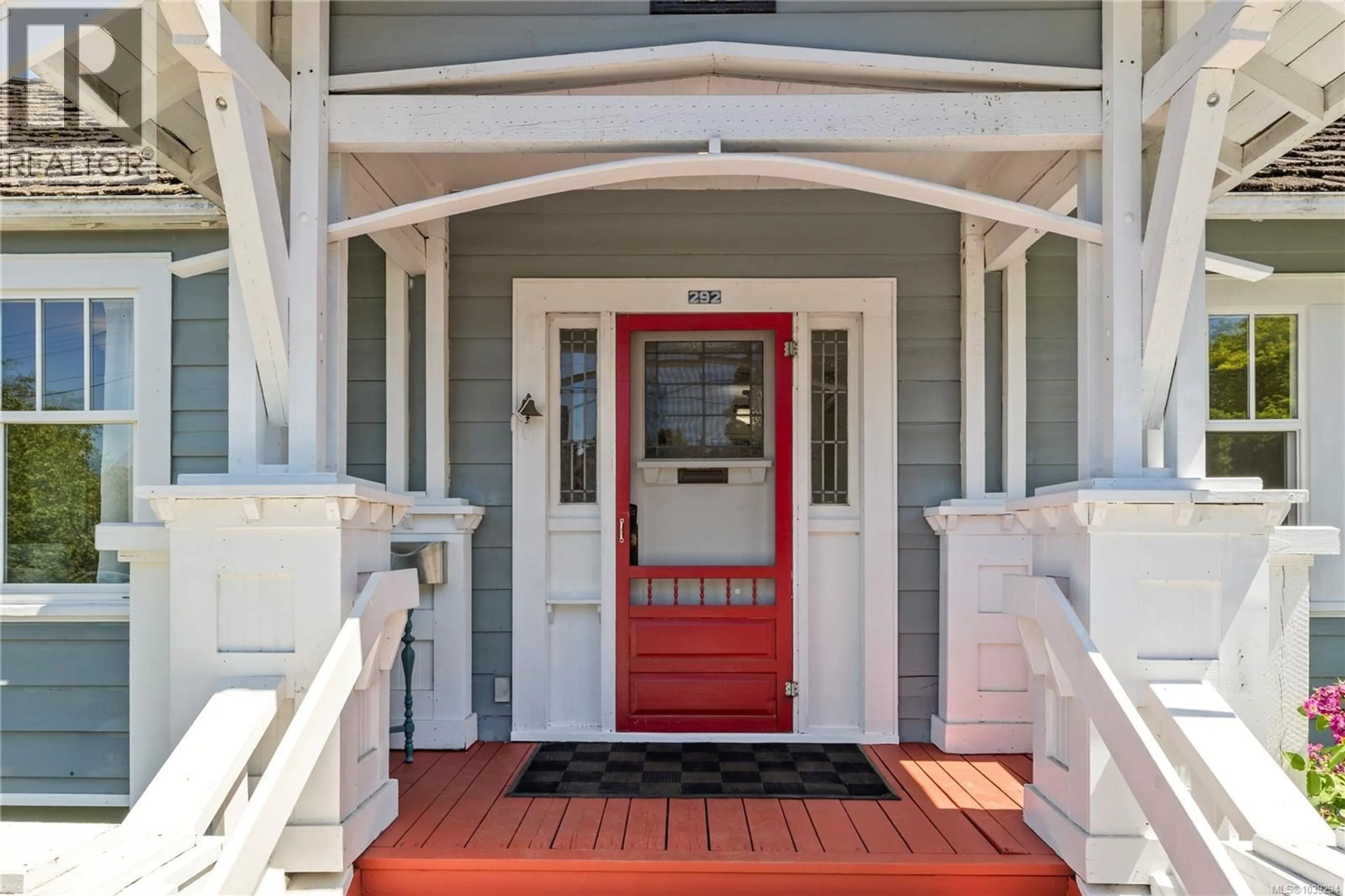 Indoor entryway for 292 MACHLEARY STREET, Nanaimo British Columbia V9R2G6