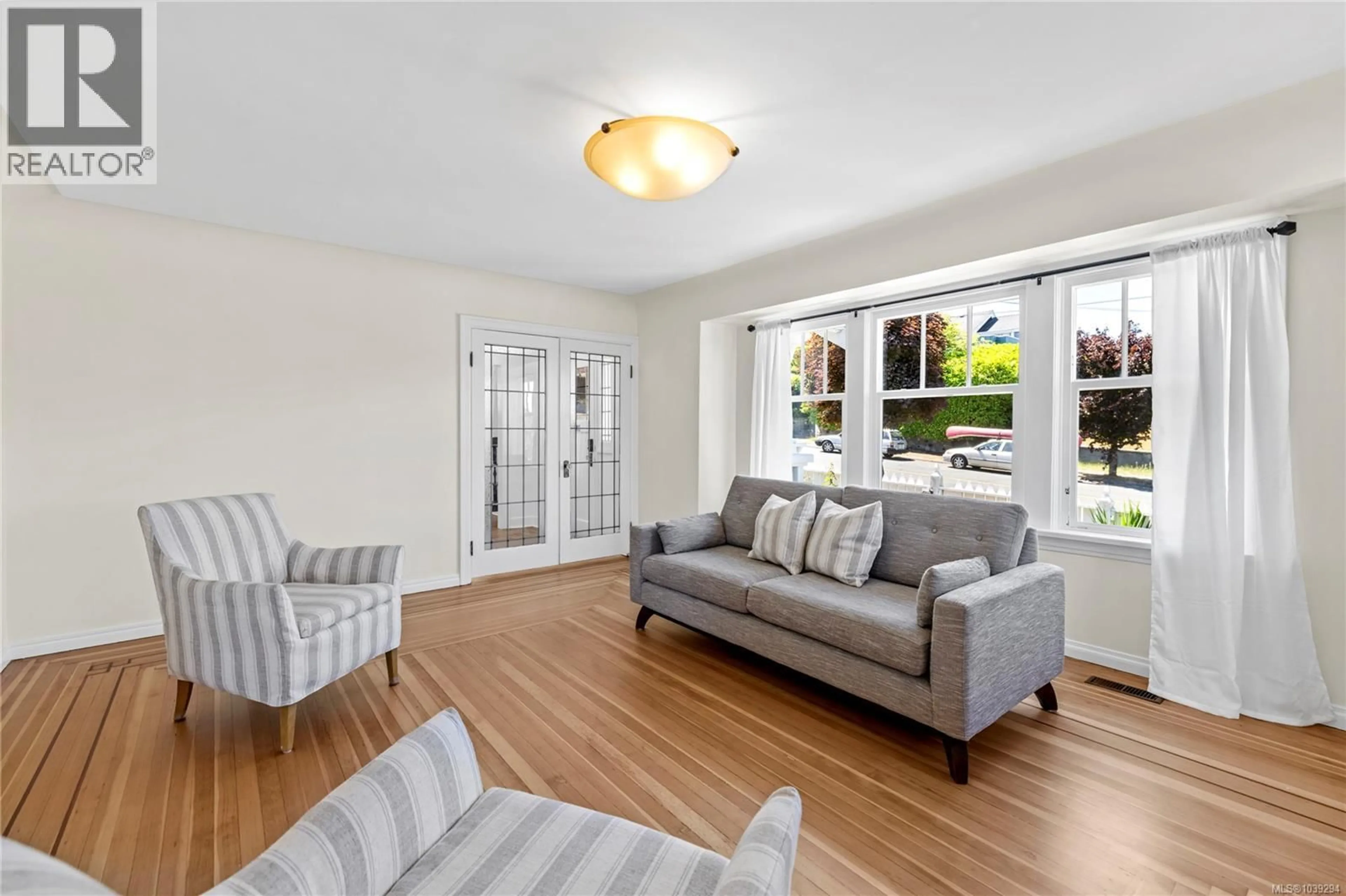 Living room with furniture, unknown for 292 MACHLEARY STREET, Nanaimo British Columbia V9R2G6