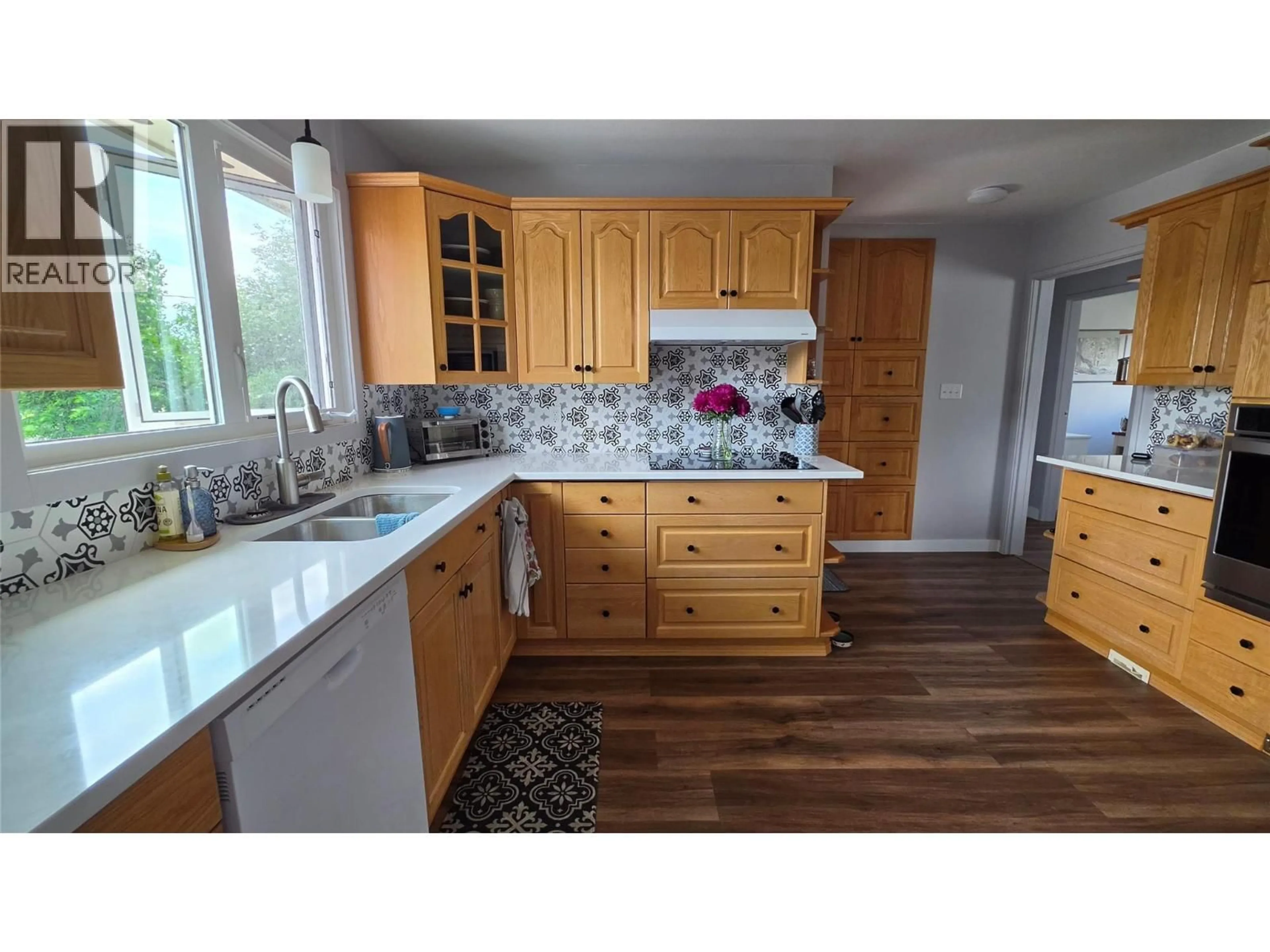 Open concept kitchen, wood/laminate floor for 1533 116 AVENUE, Dawson Creek British Columbia V1G2N8