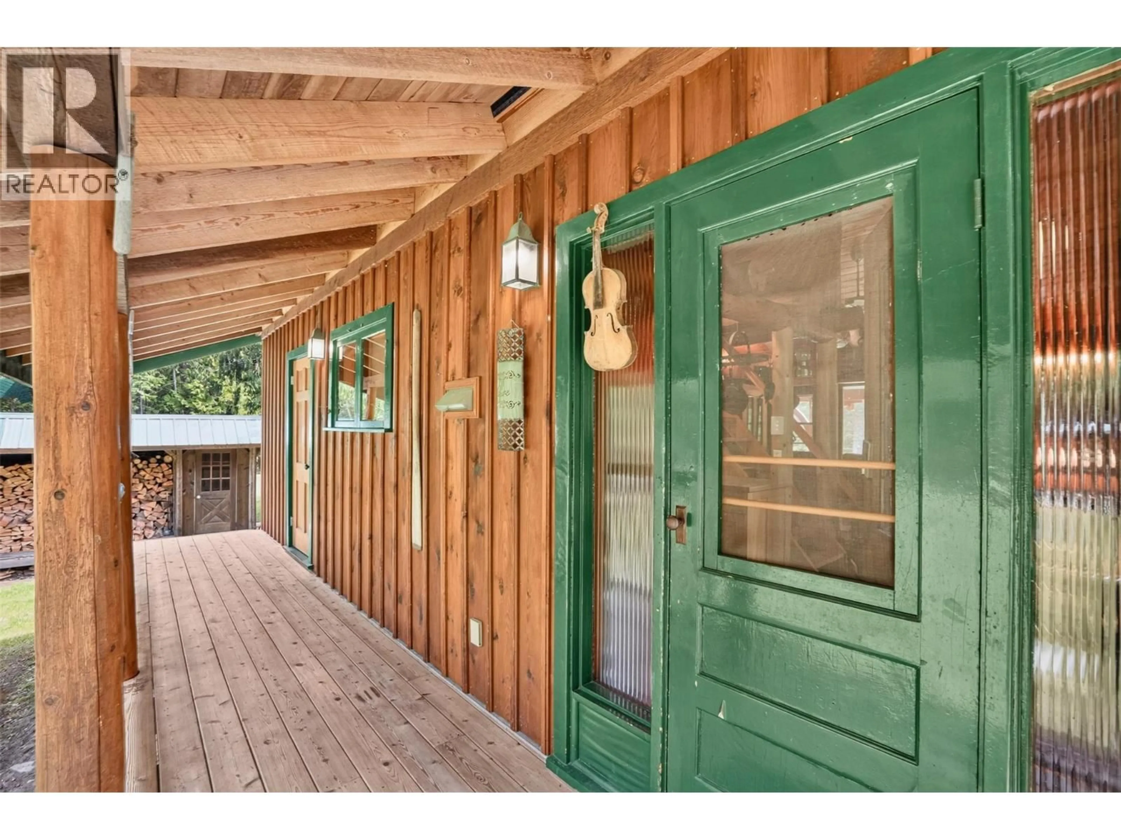 Indoor entryway for 422 HOWSER STATION ROAD, Howser British Columbia V0G1N0