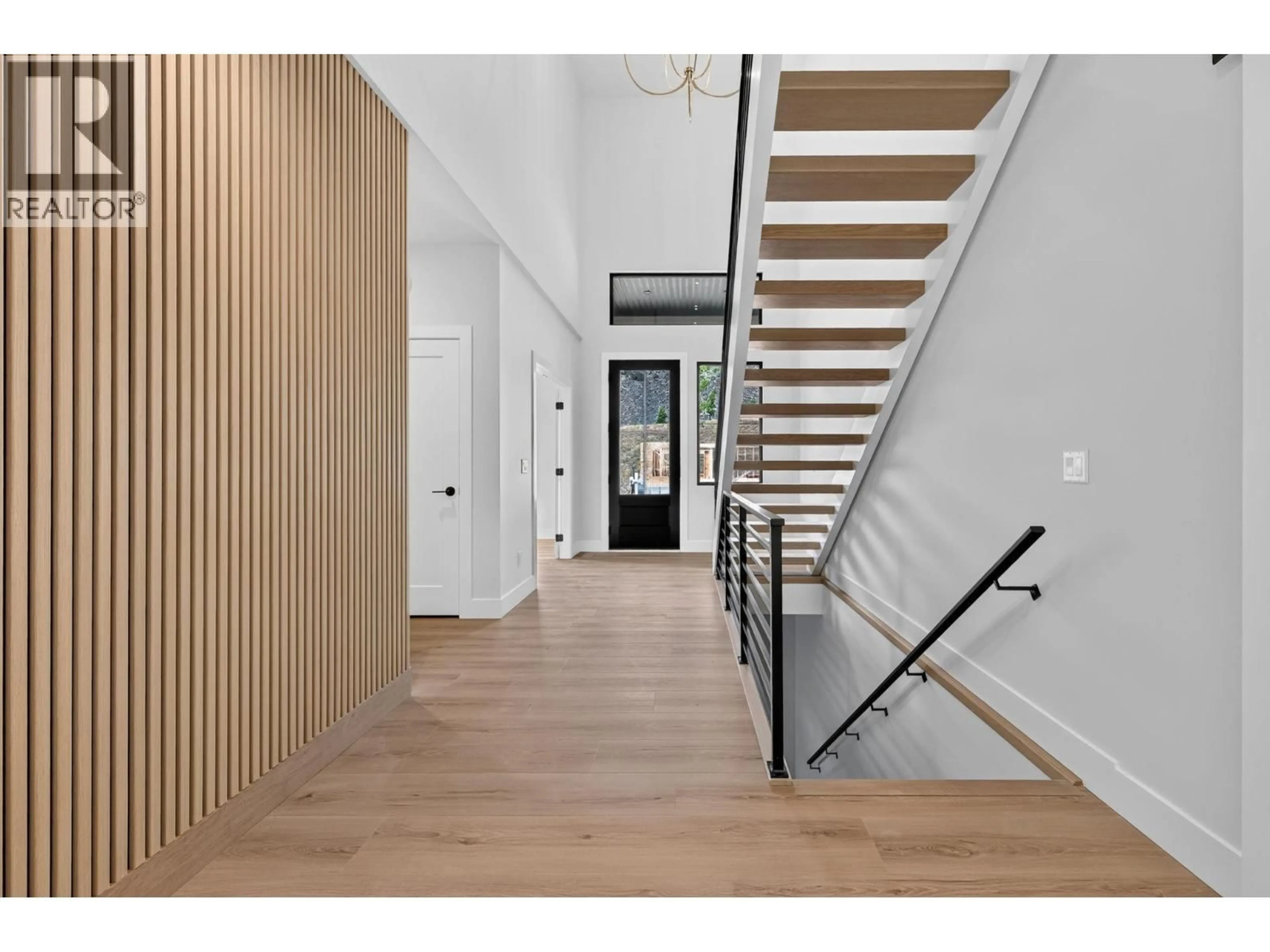 Indoor entryway for 1531 OLIVE POND PLACE, Kelowna British Columbia V1V2C6