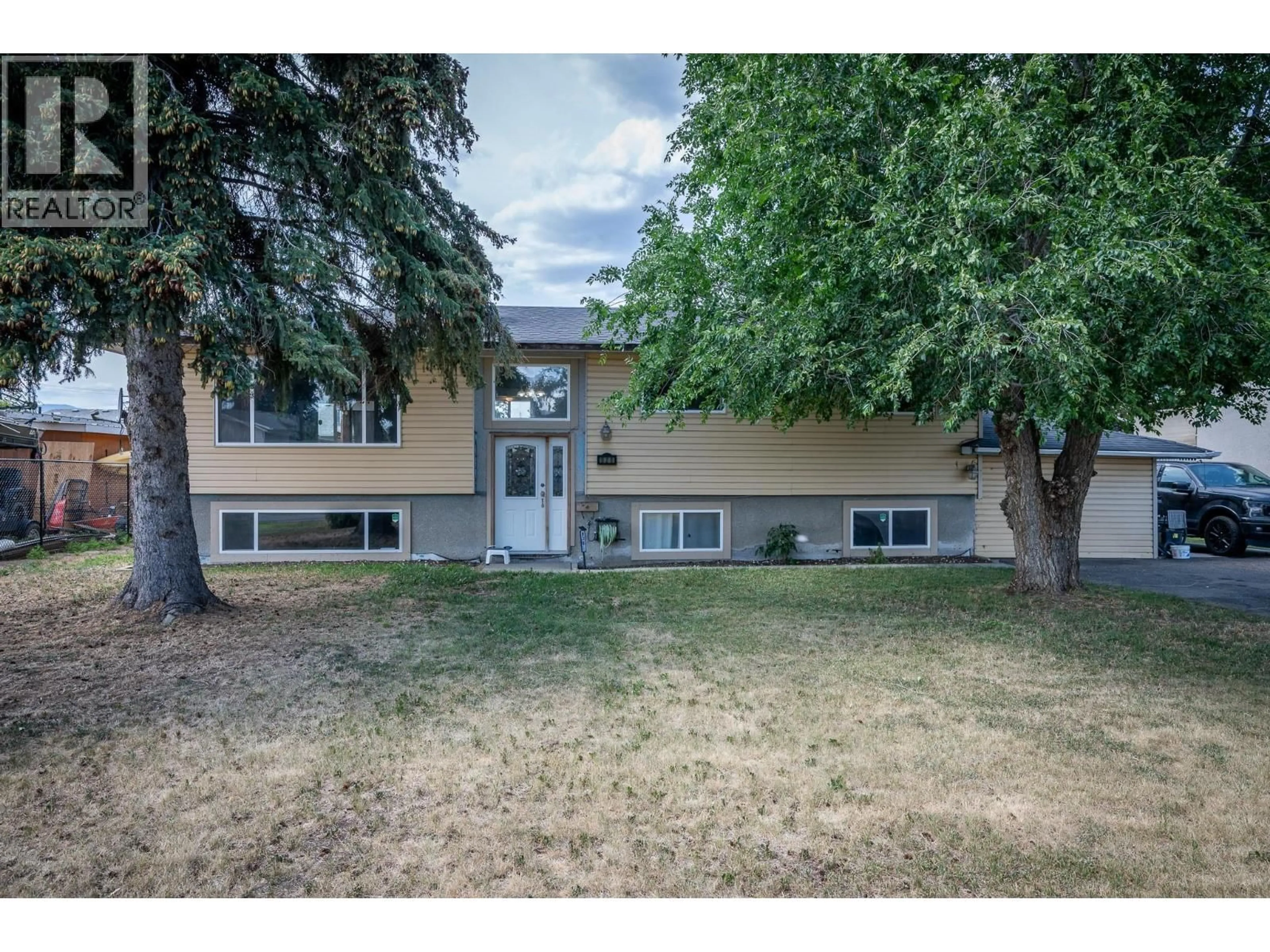 A pic from outside/outdoor area/front of a property/back of a property/a pic from drone, street for 920 NEWTON STREET, Kamloops British Columbia V2B5J4