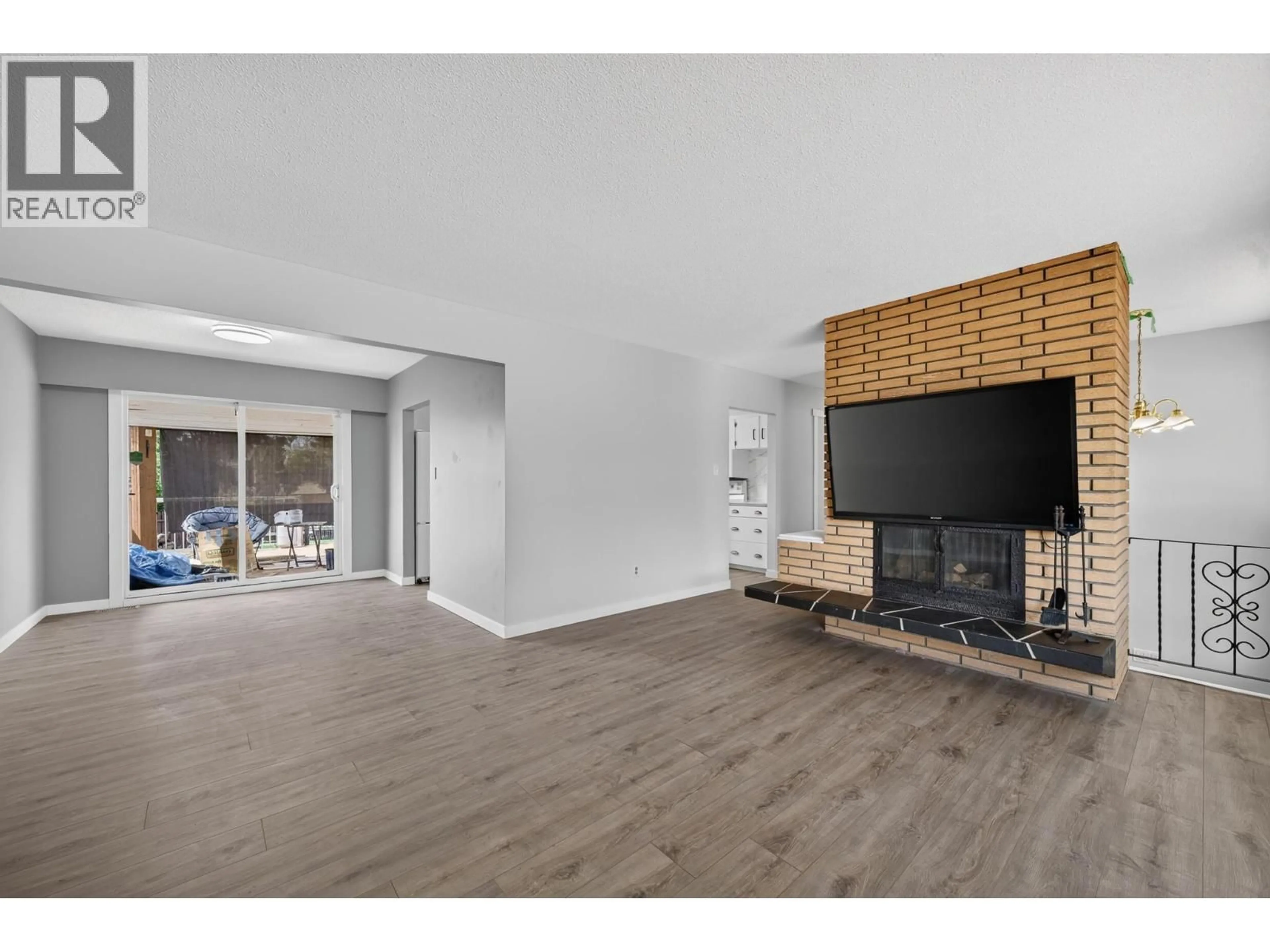 Living room with furniture, wood/laminate floor for 920 NEWTON STREET, Kamloops British Columbia V2B5J4
